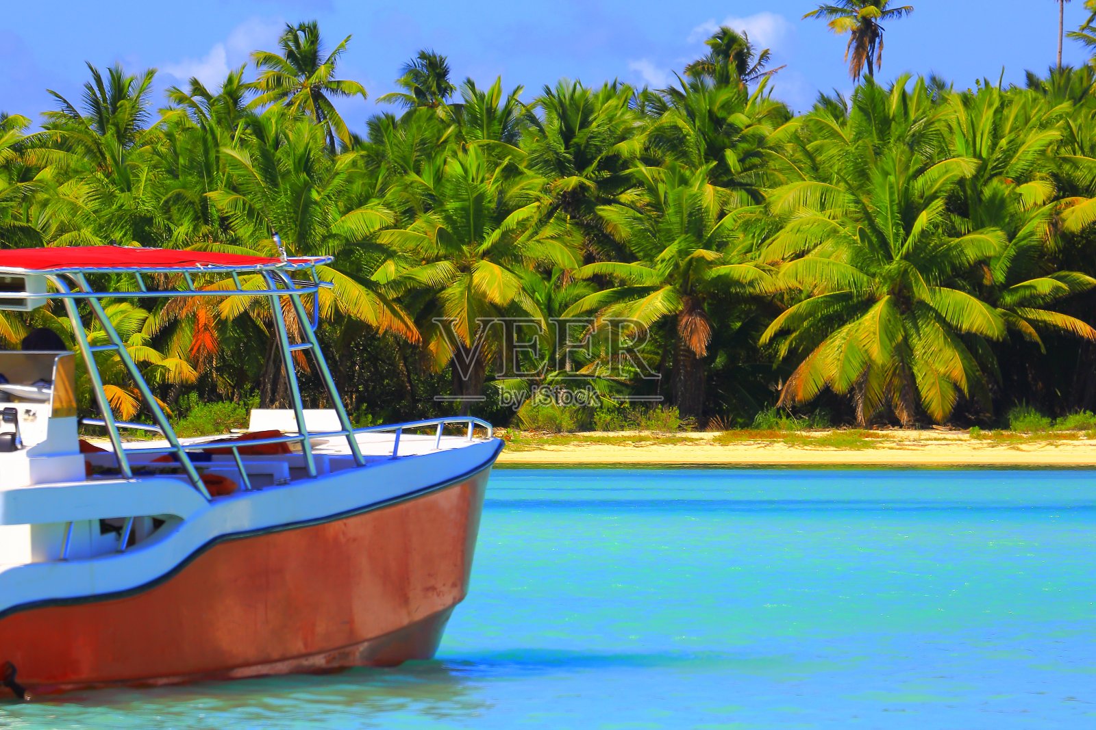 热带天堂放松:绿松石加勒比海滩，船，棕榈树树林照片摄影图片