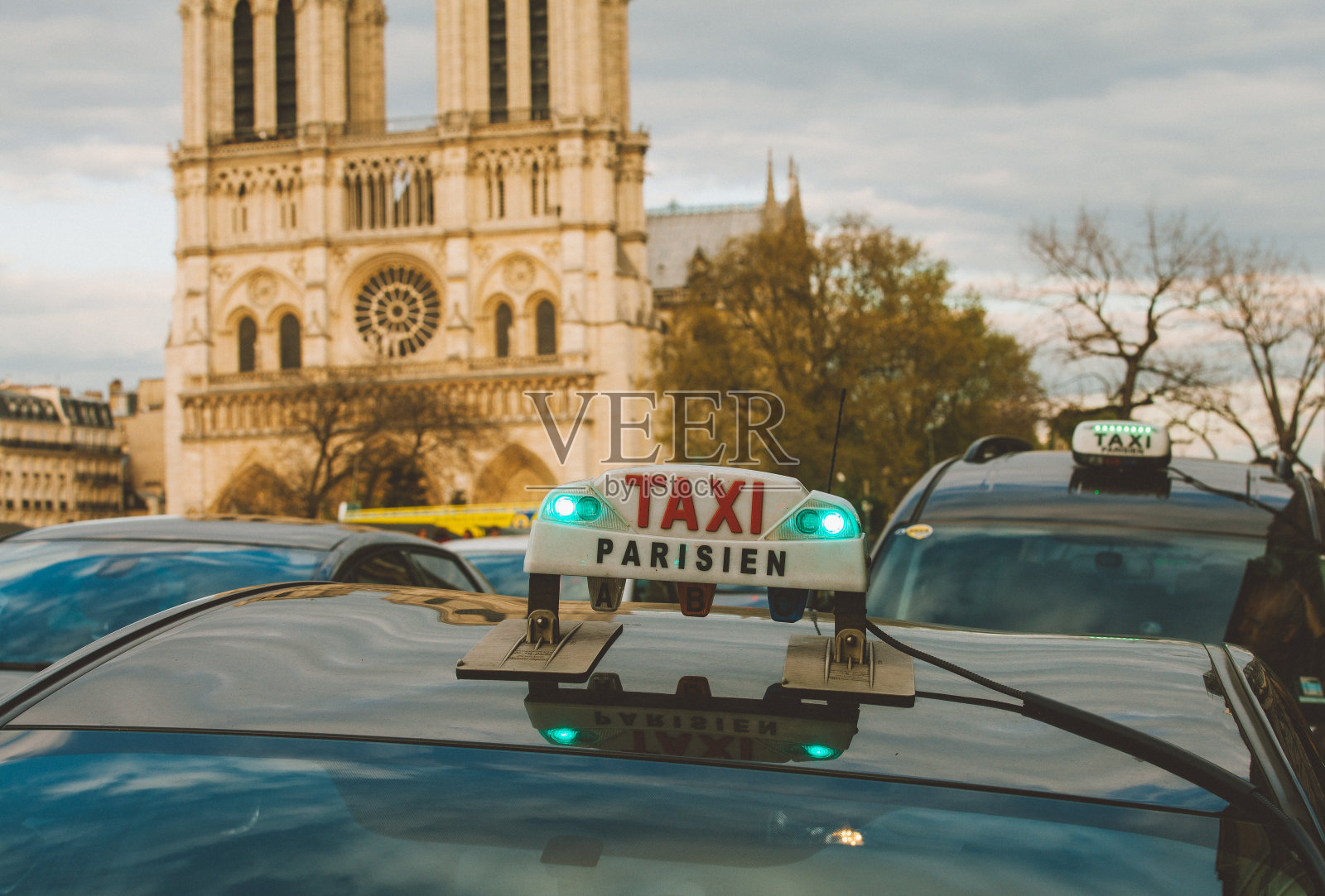出租车巴黎人反对巴黎圣母院的标志照片摄影图片