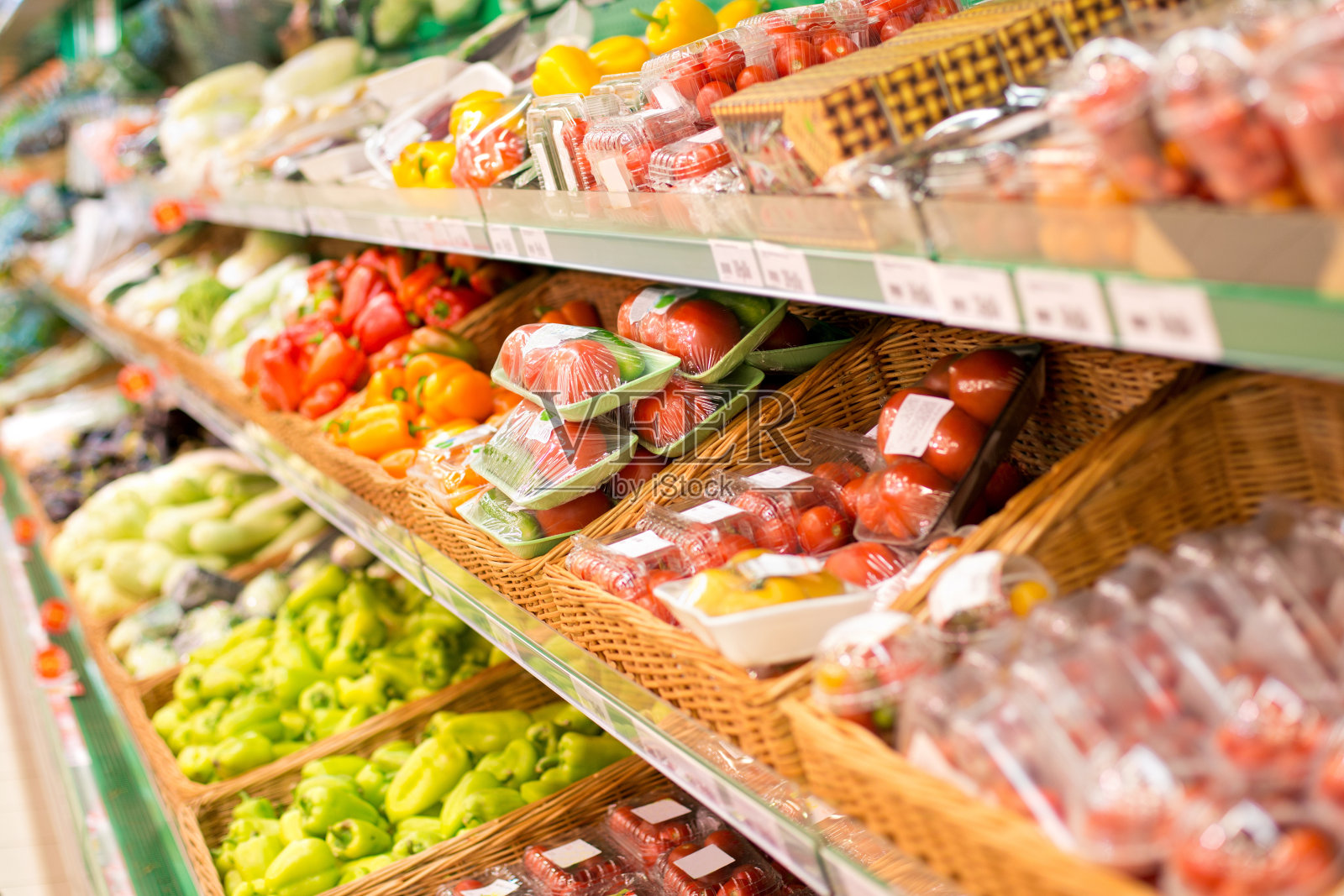 超市货架上的新鲜有机蔬菜和水果照片摄影图片
