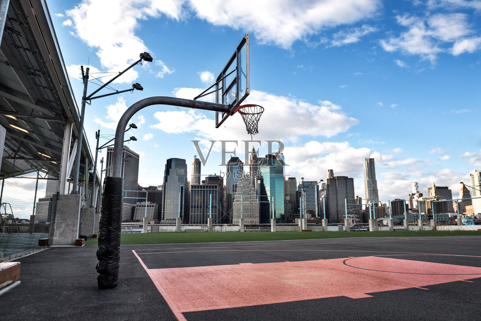 城市里的篮球场照片摄影图片