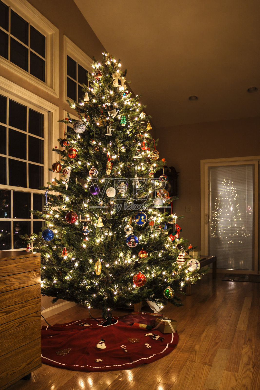 明亮的圣诞灯和节日圣诞树上的装饰品照片摄影图片