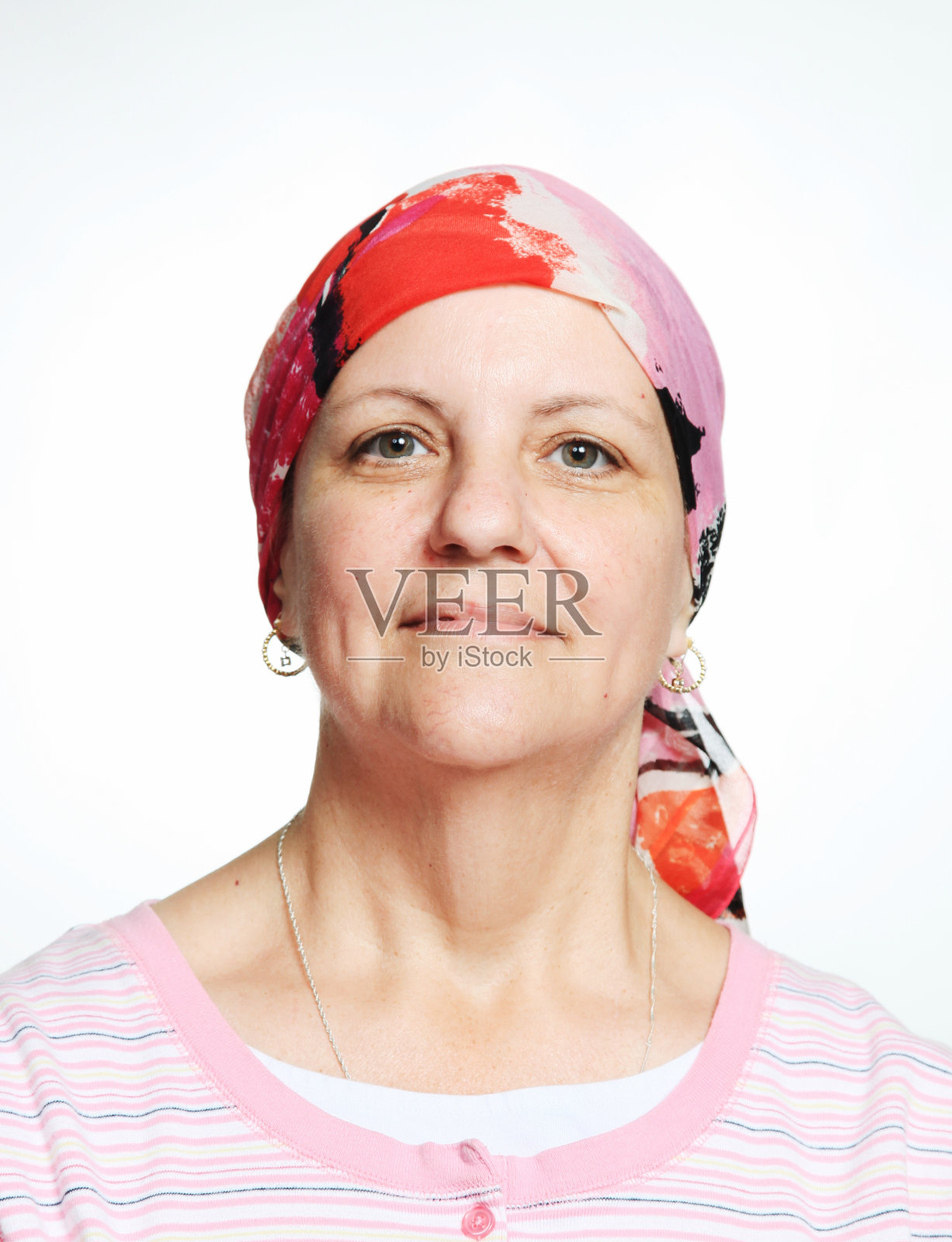 戴着化疗围巾的女人照片摄影图片