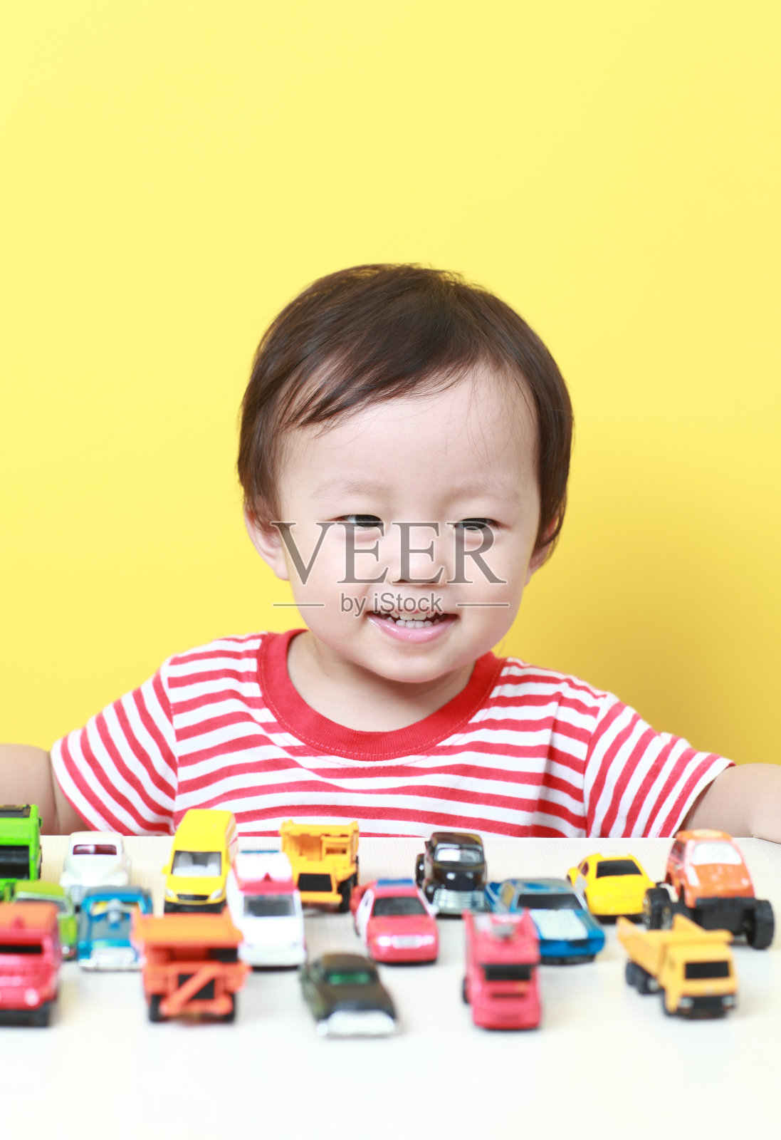 可爱的亚洲宝宝玩汽车照片摄影图片