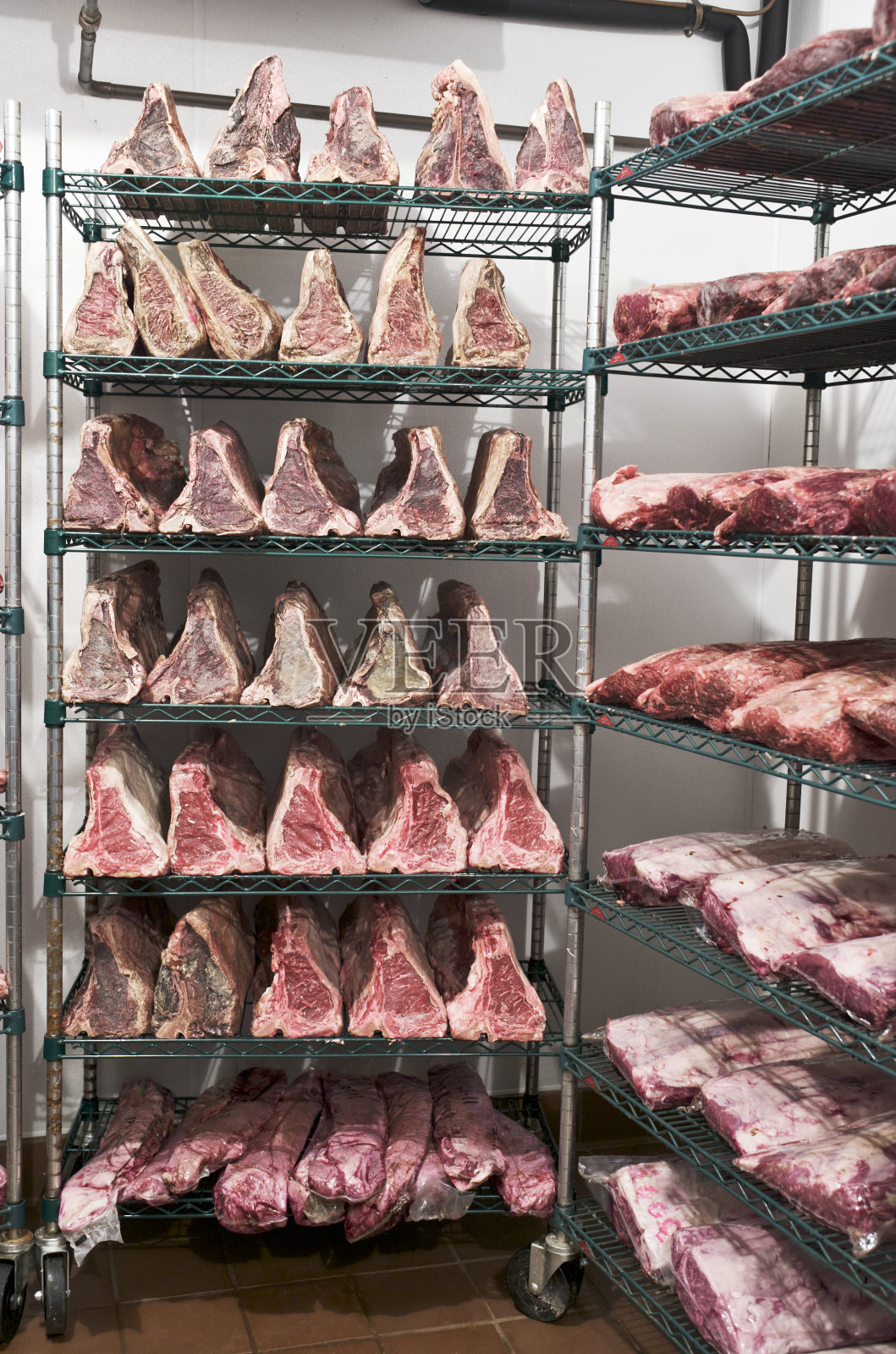 干燥的陈年牛肉在储存冷却器照片摄影图片
