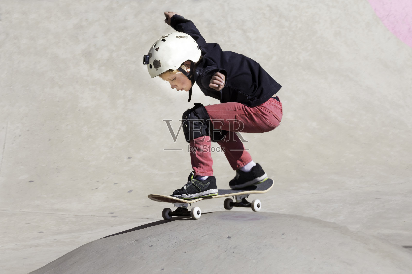玩滑板的男孩在行动照片摄影图片