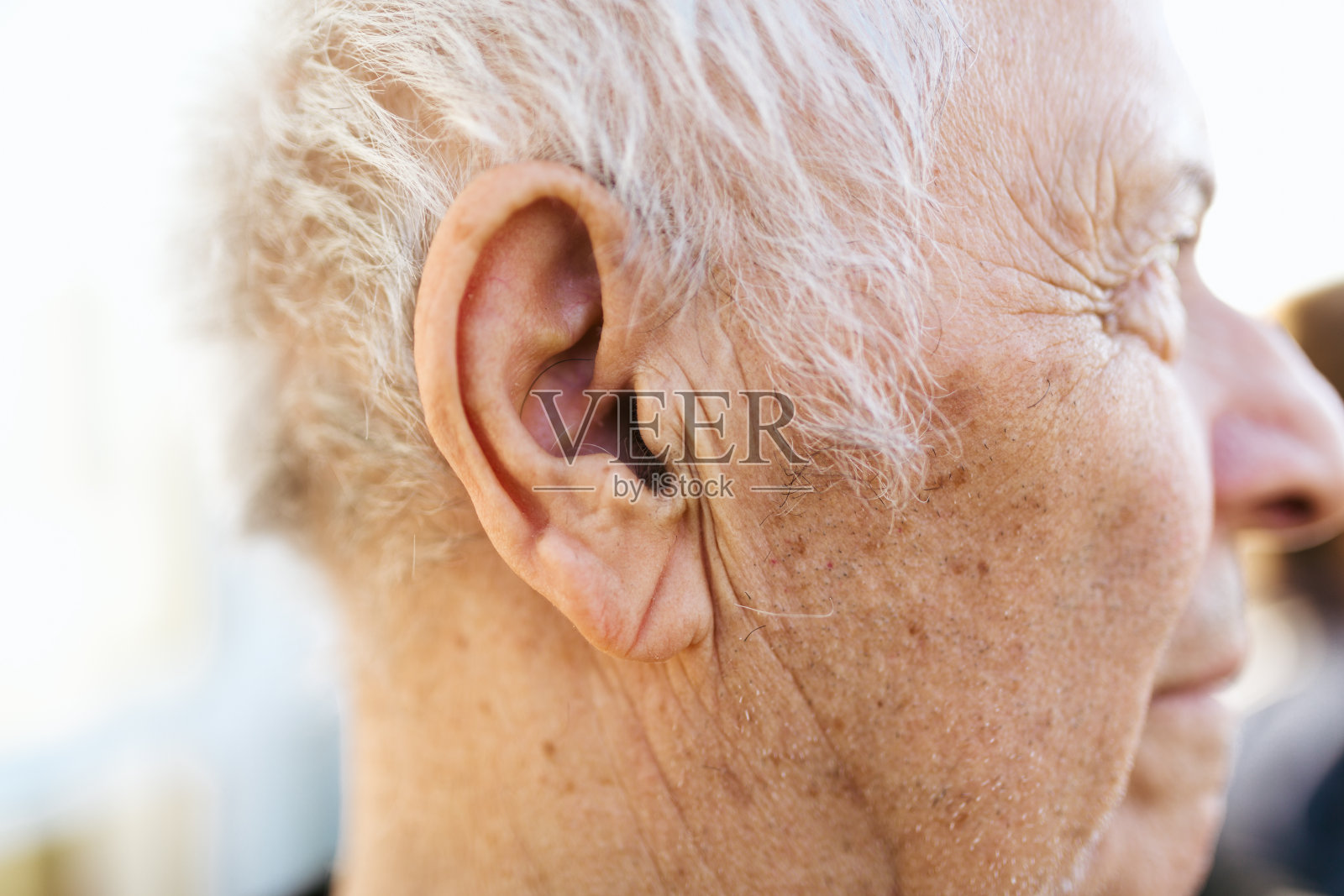 一个成年男人的耳朵照片摄影图片