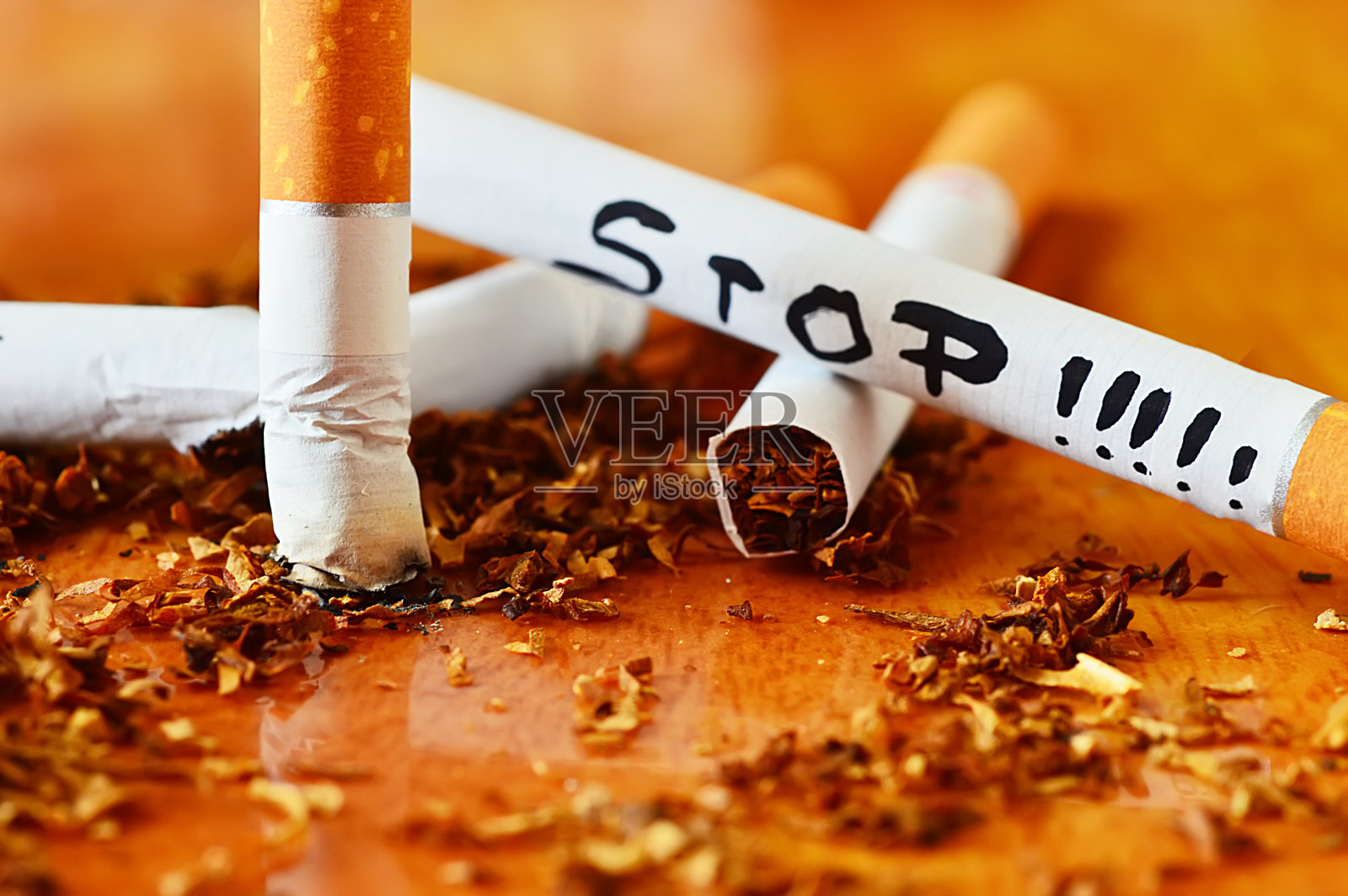 香烟，烟草和停止信息孤立的木材背景照片摄影图片