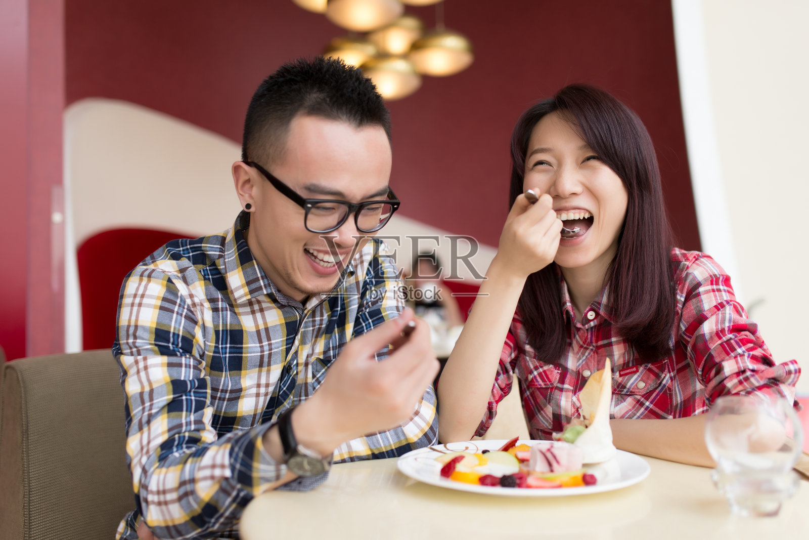 年轻夫妇在吃冰淇淋照片摄影图片