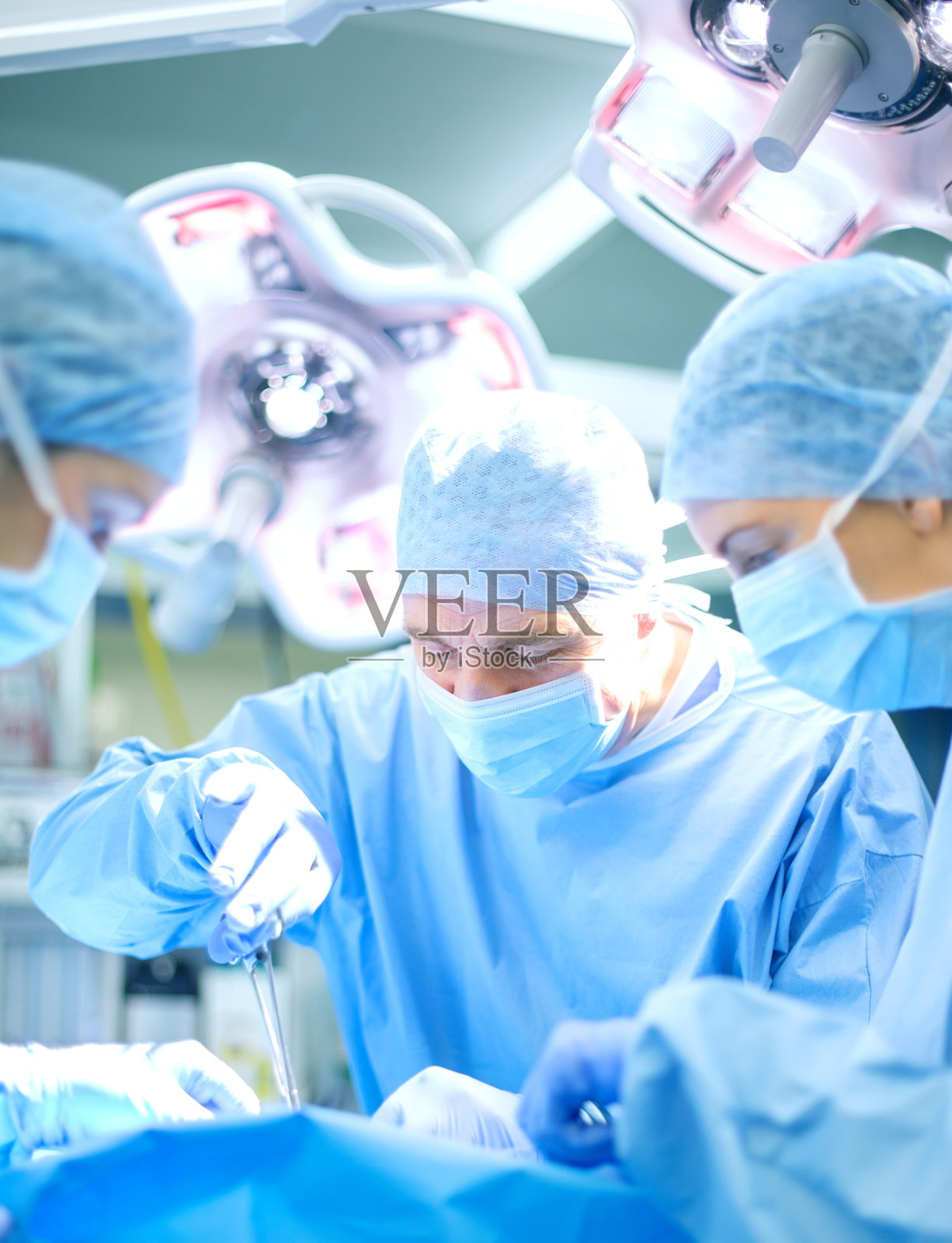外科医生在手术室准备给病人做手术照片摄影图片_ID:141614015-Veer图库