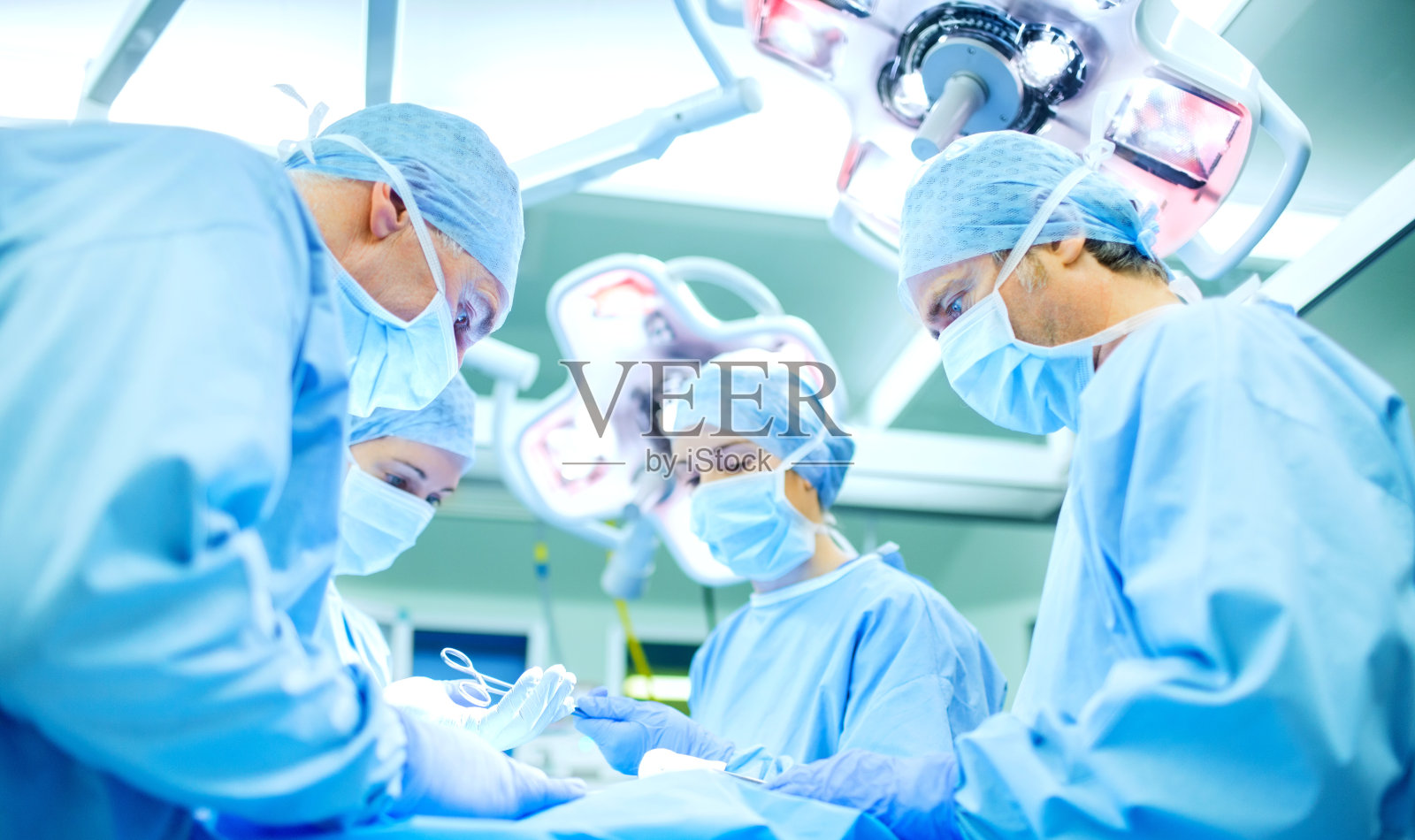 外科医生在手术室给病人做手术照片摄影图片