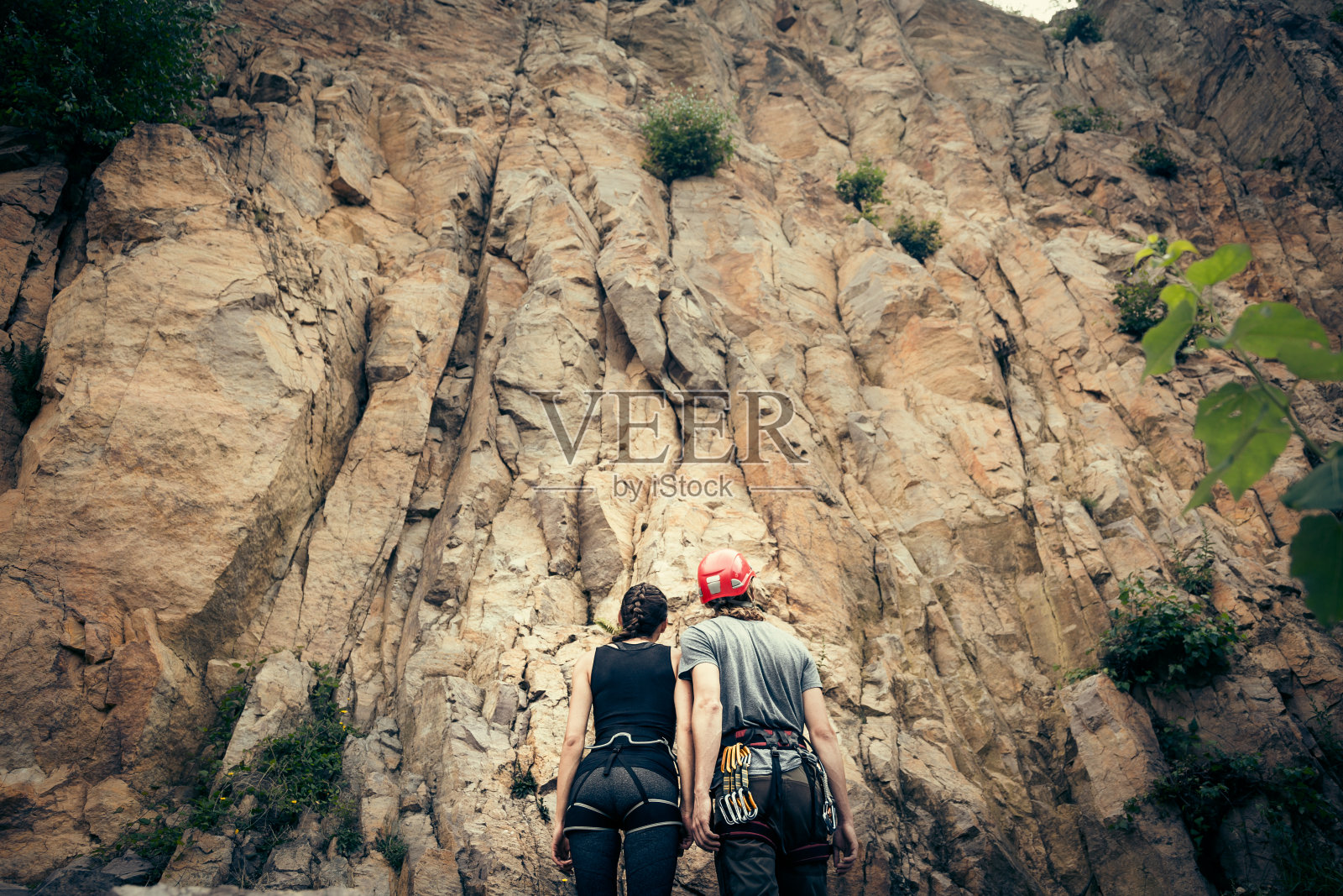 年轻的攀岩者正在为攀岩做准备照片摄影图片