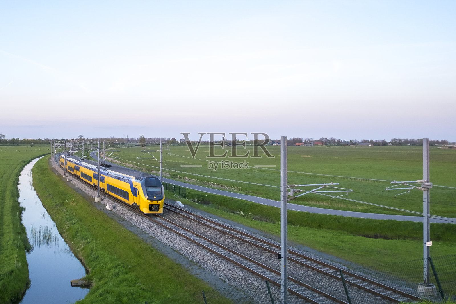 荷兰铁路公司(NS)的一列客运列车行驶在乡村风景中照片摄影图片