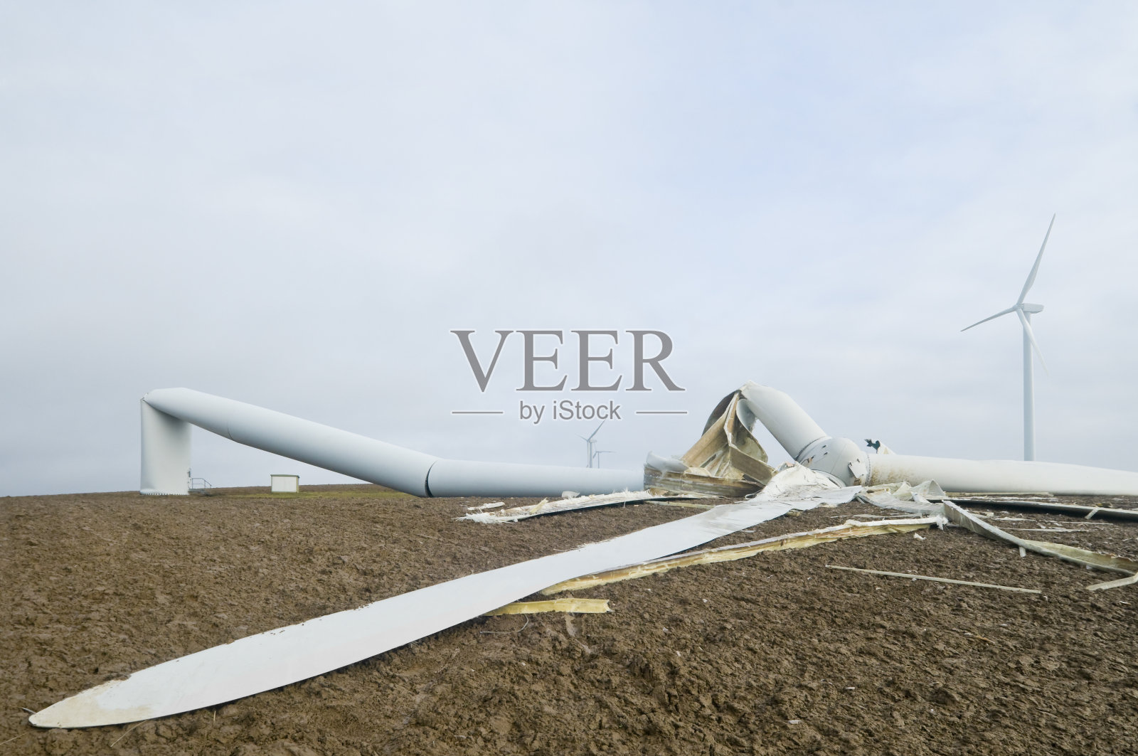 暴风雨后被摧毁的风力涡轮机照片摄影图片