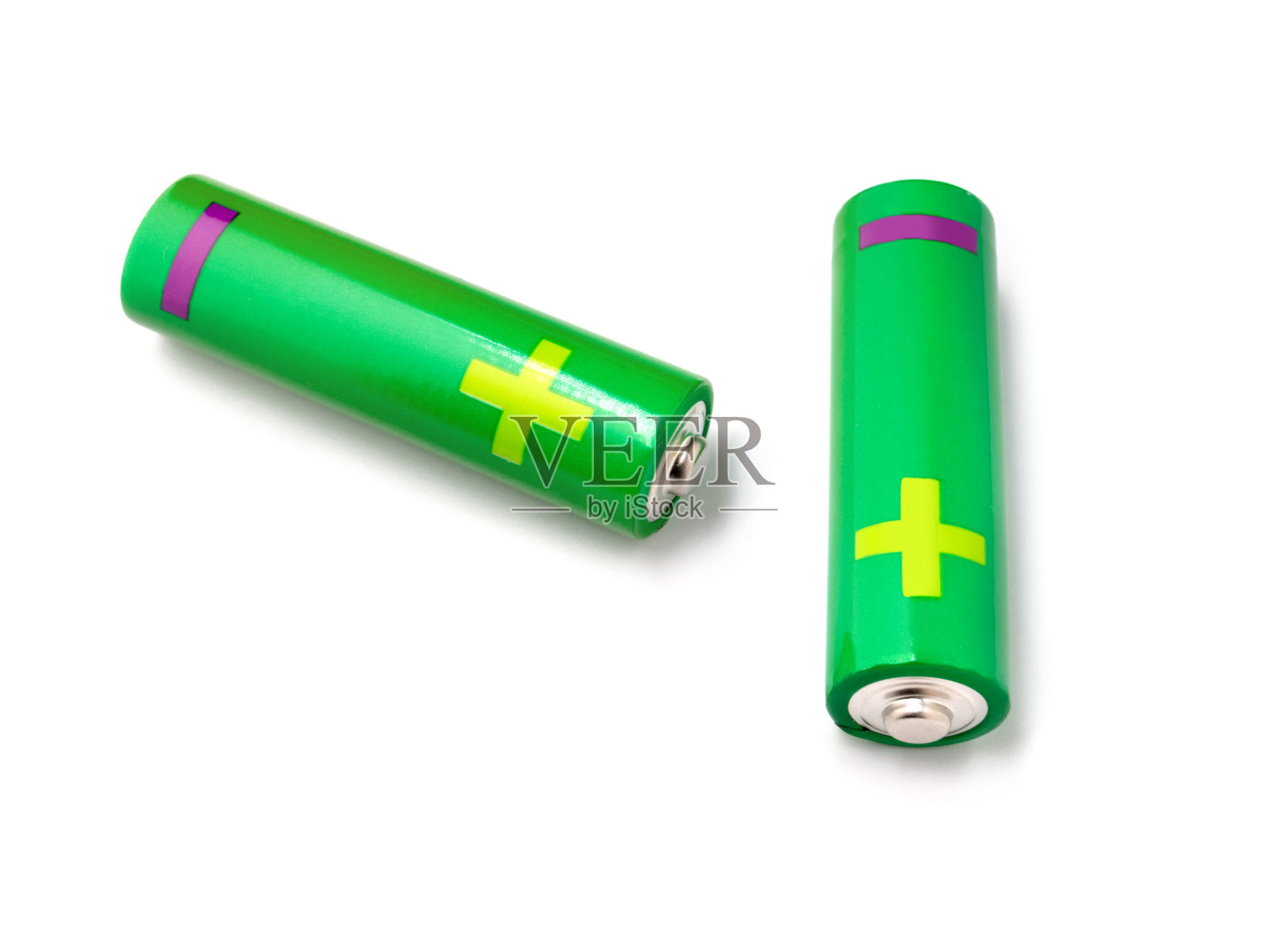 白色背景上的两节绿色AA电池照片摄影图片