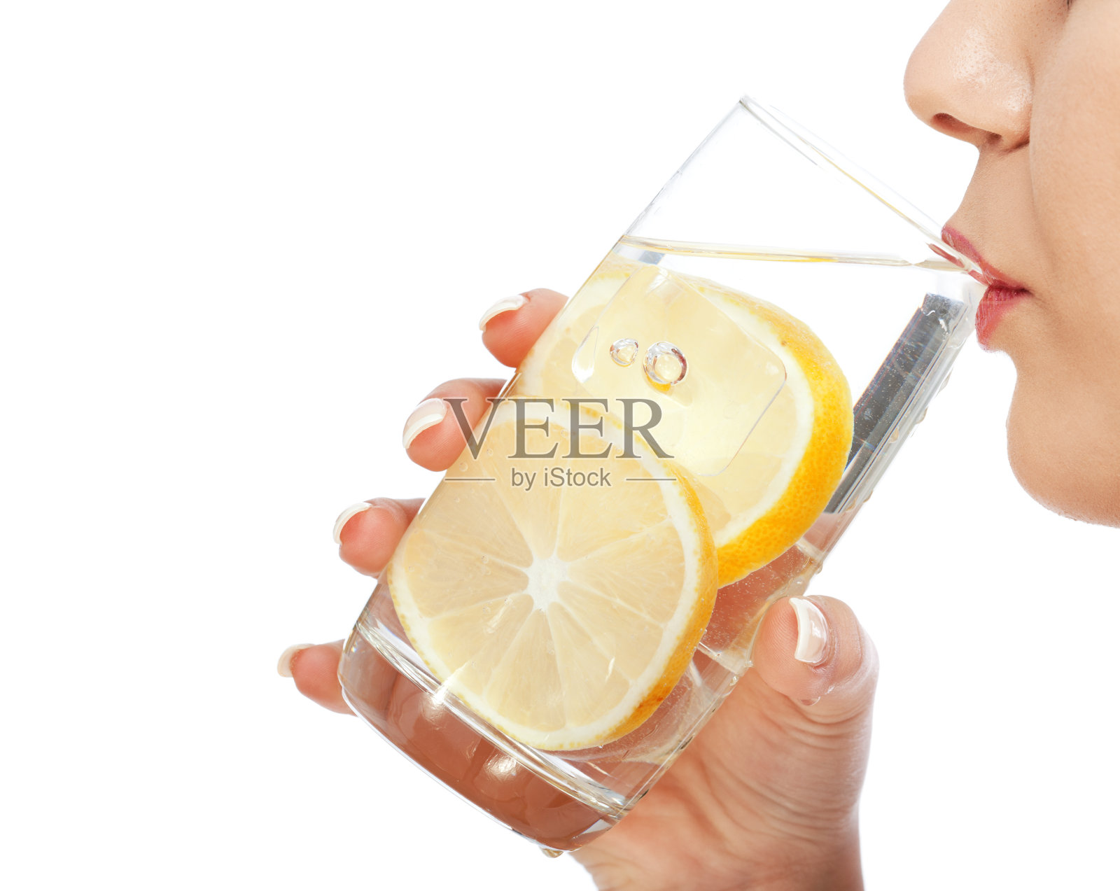 喝柠檬水的女人照片摄影图片
