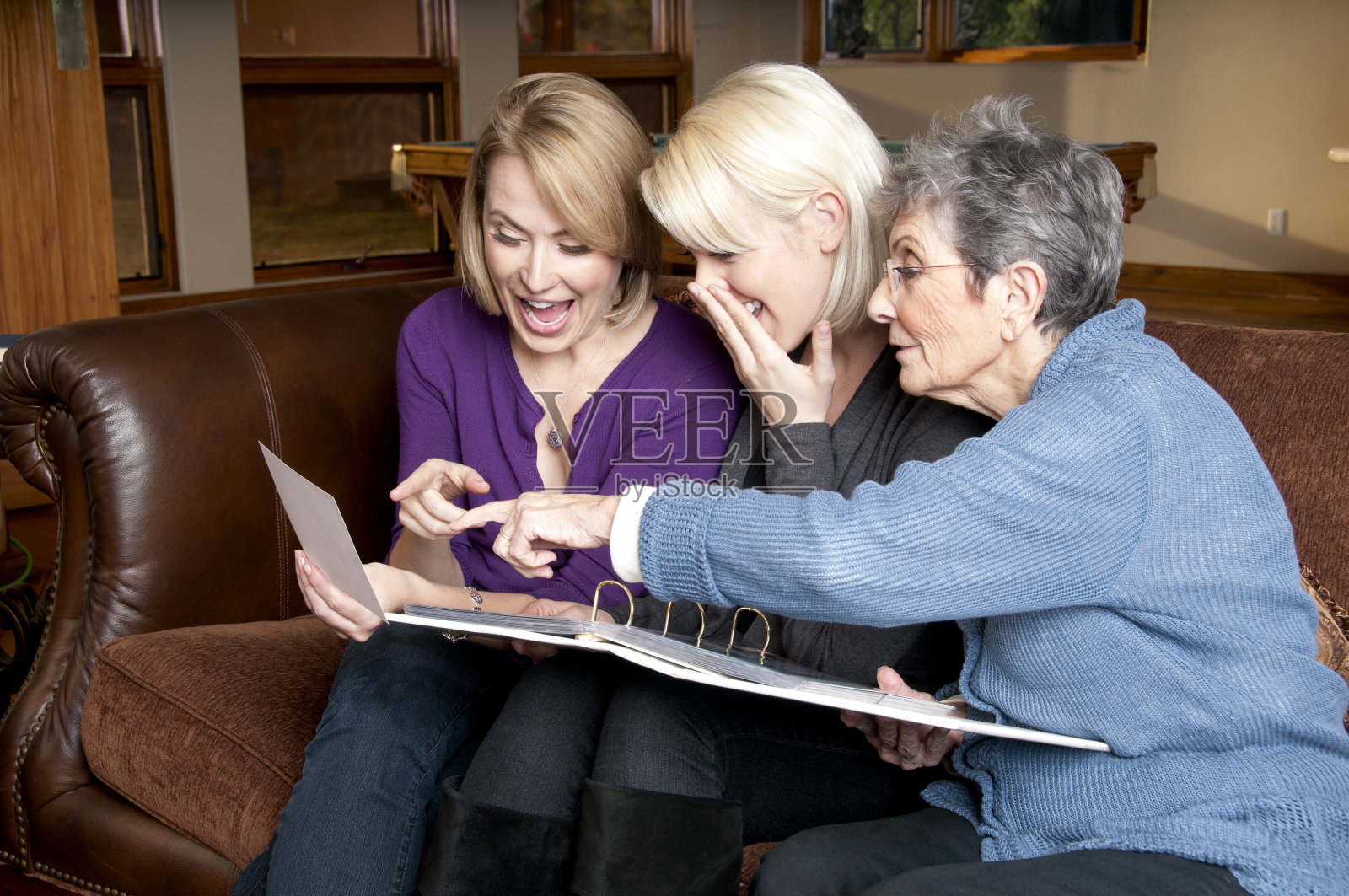 三代女人看相册照片摄影图片