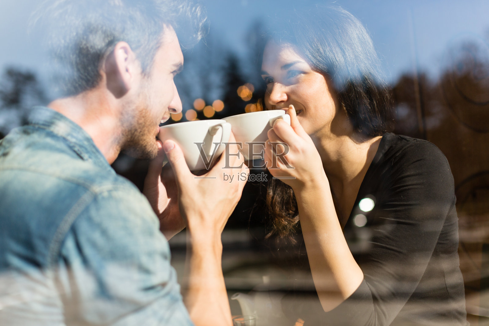 一对夫妇在餐厅喝茶照片摄影图片