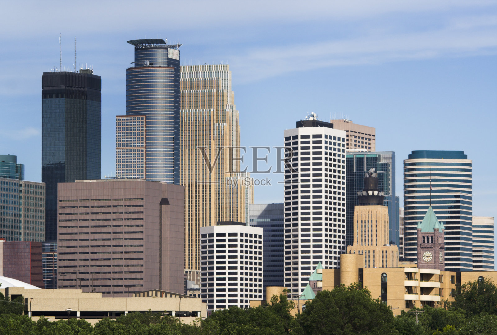 明尼阿波利斯，明尼苏达州城市天际线，市中心摩天大楼风景优美的城市景观照片摄影图片