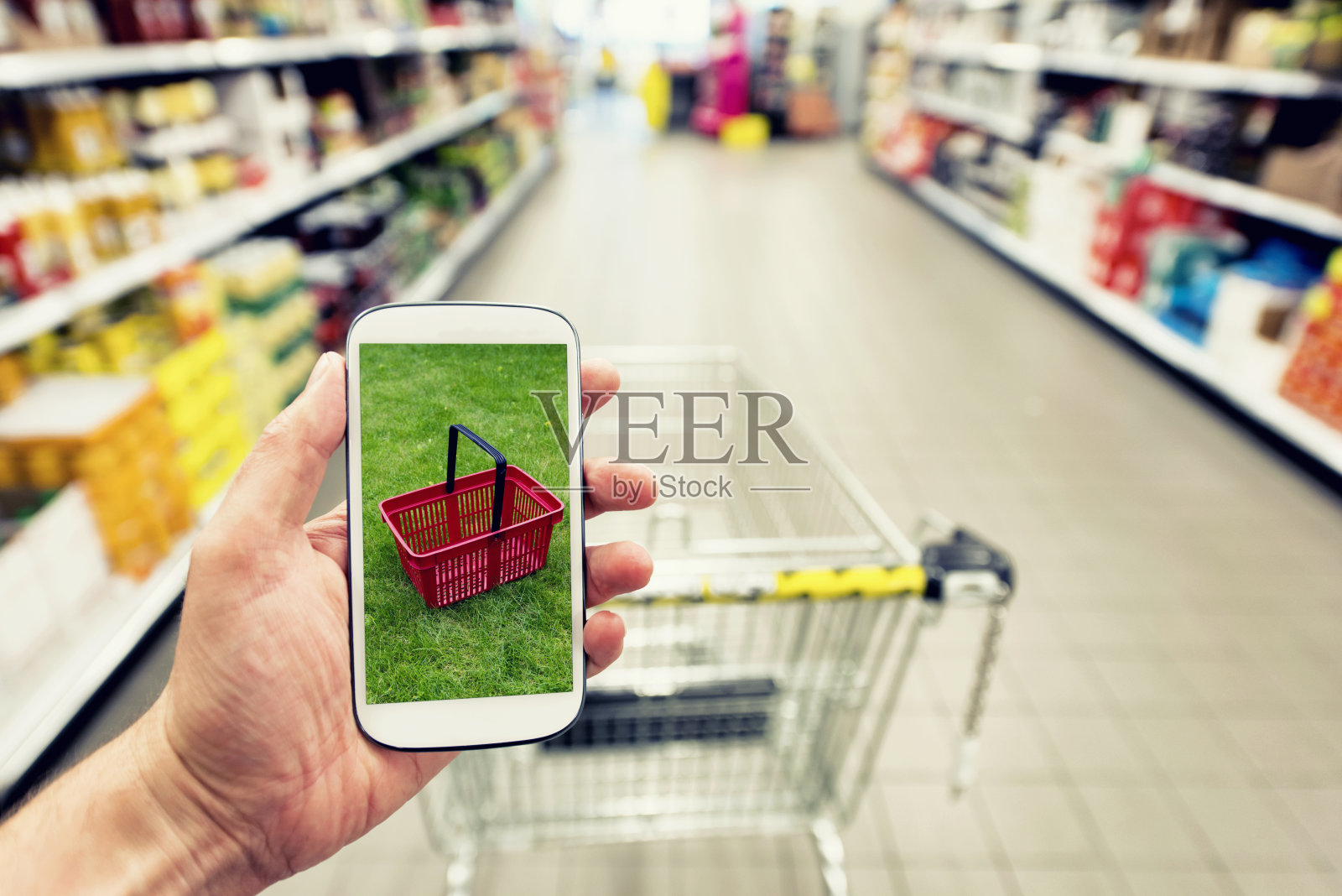 用智能手机在超市购物照片摄影图片