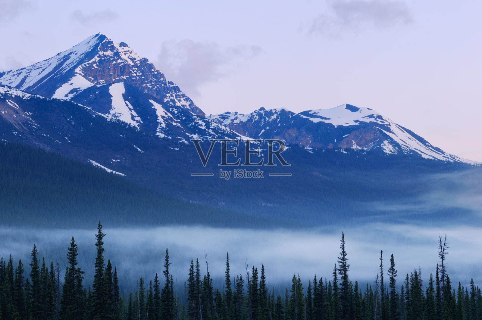 黄昏景观与山顶在加拿大落基山脉照片摄影图片