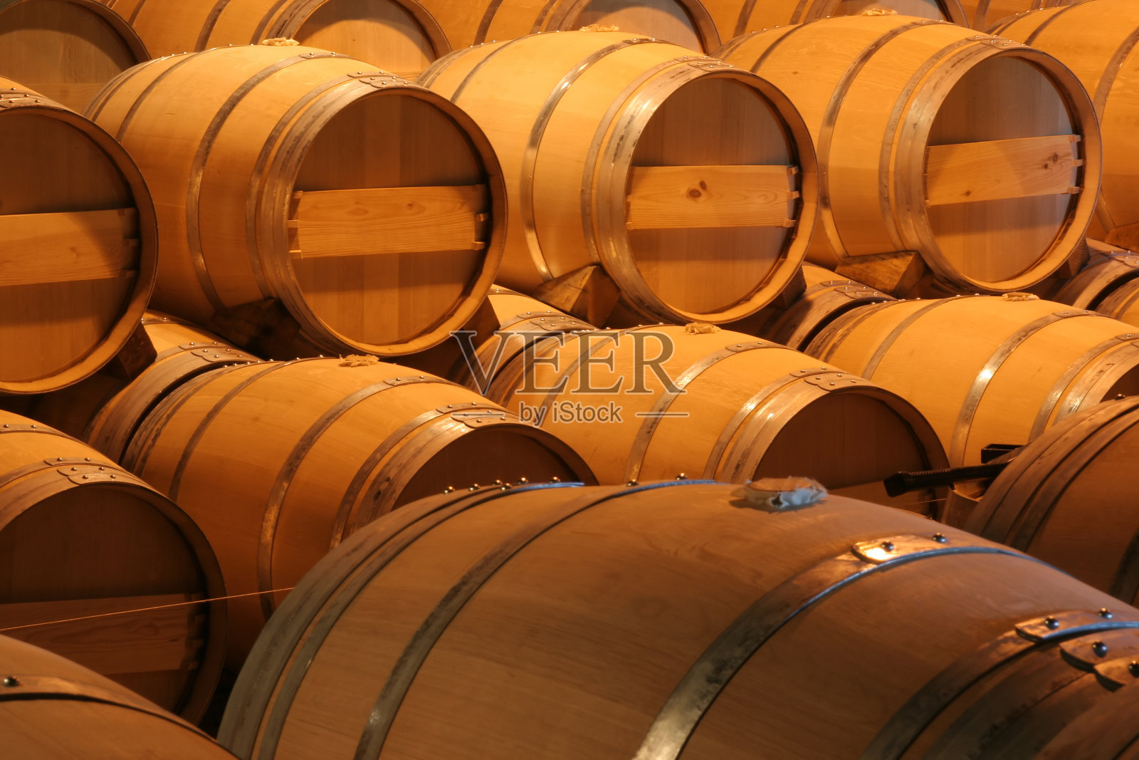 酿酒厂陈酿酒窖中的橡木木酒桶照片摄影图片