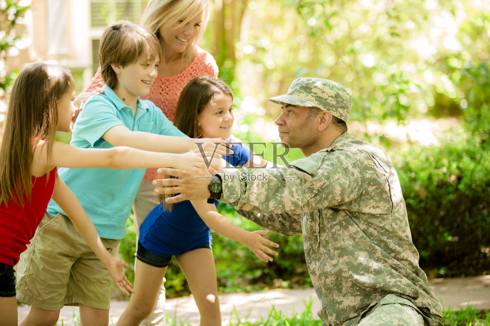 美国退伍军人受到家人的欢迎。妈妈,孩子。首页照片摄影图片