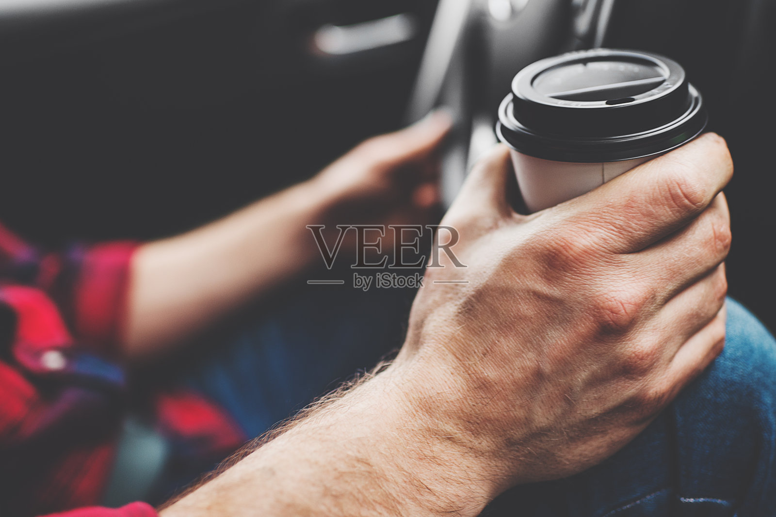 一边开车一边喝咖啡的男人照片摄影图片