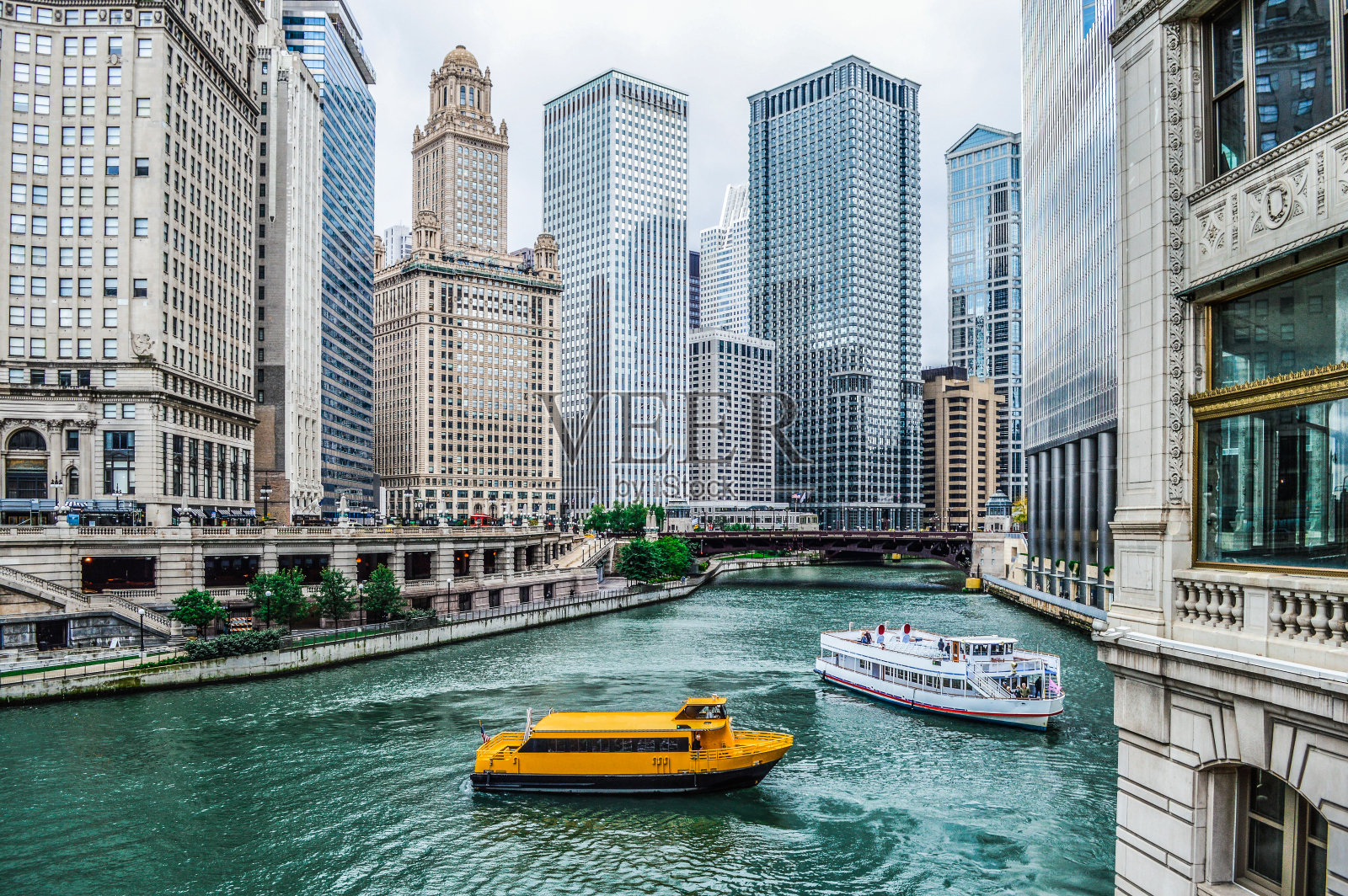 芝加哥城市沿着芝加哥河的城市景观照片摄影图片