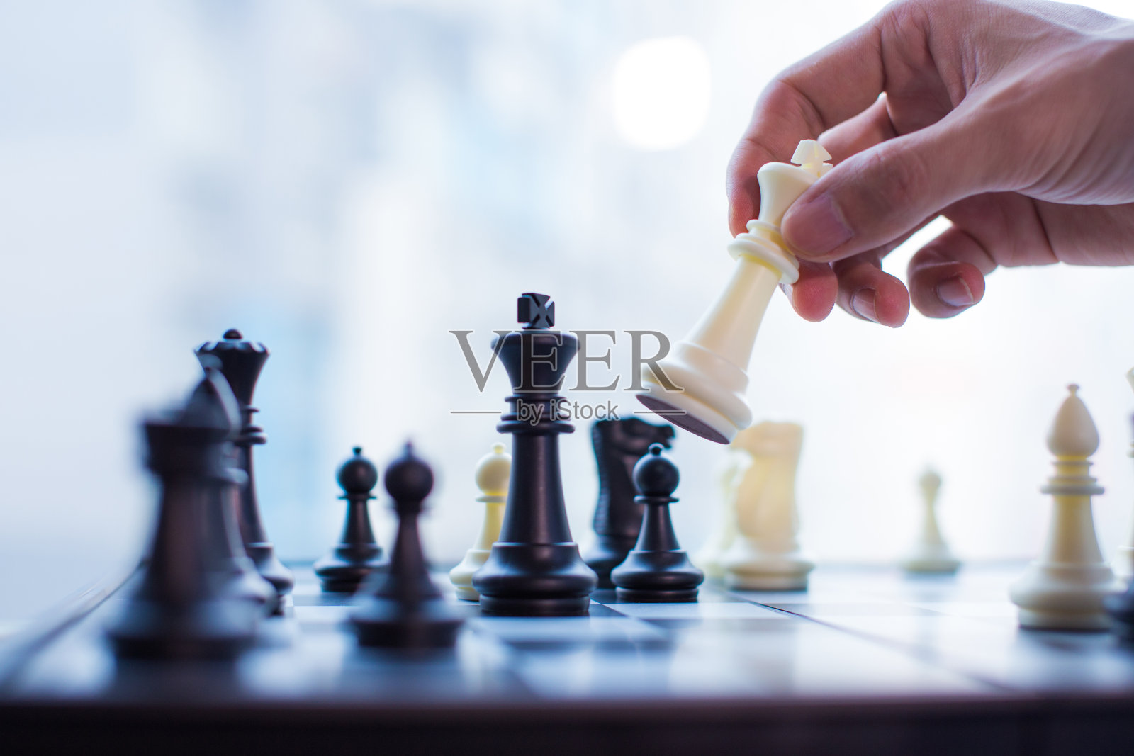 手移动国王在国际象棋游戏照片摄影图片