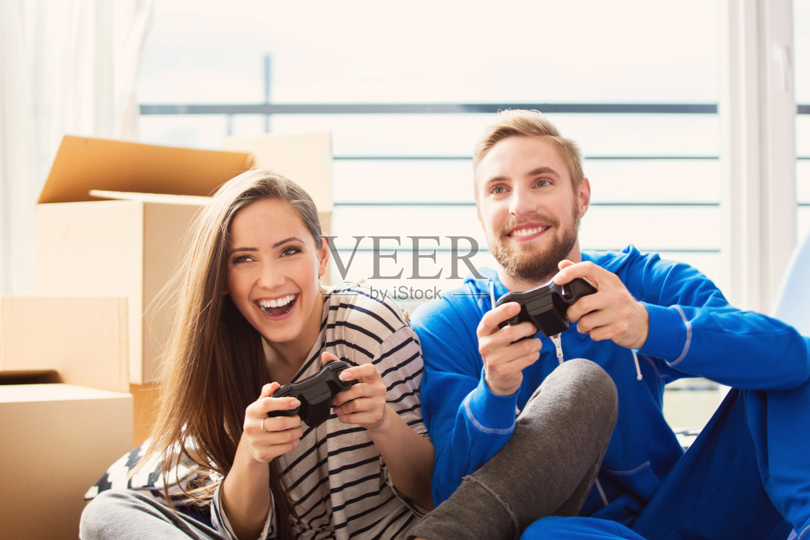 年轻夫妇在玩电子游戏照片摄影图片