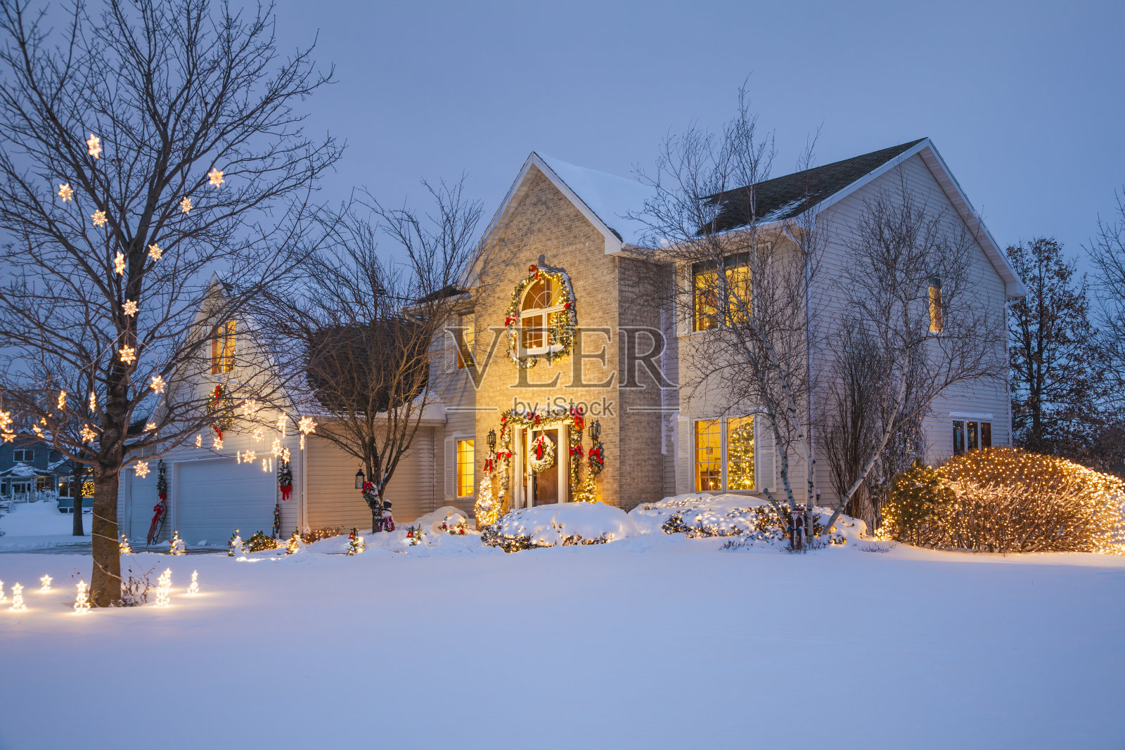 圣诞家庭家里装饰着节日的装饰品，覆盖着雪花照片摄影图片