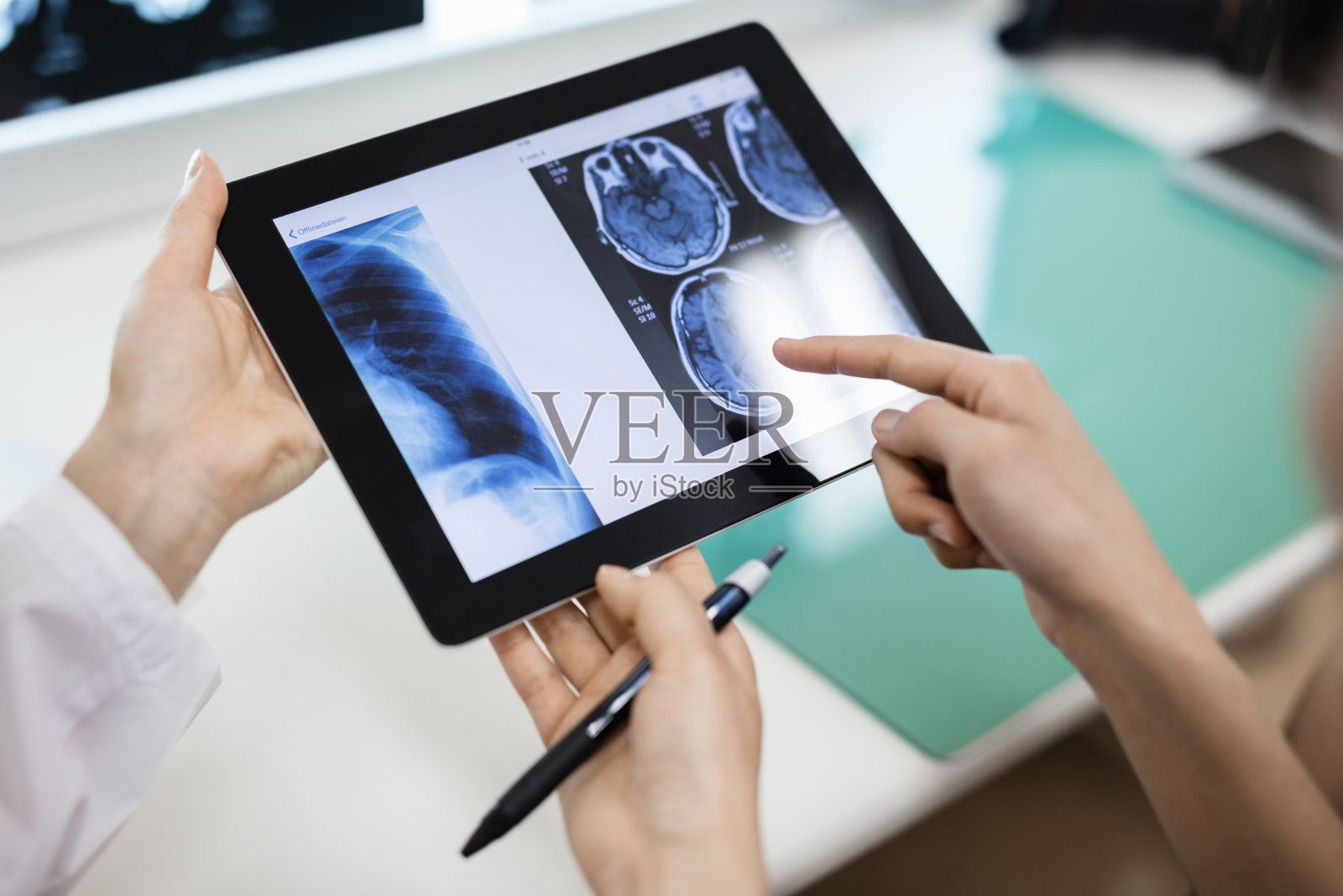 医生和病人在医院使用平板电脑照片摄影图片