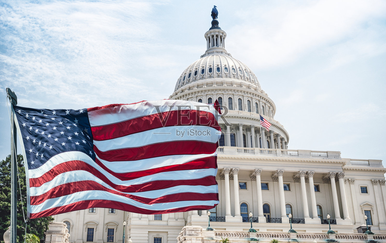 美国国旗飘扬在华盛顿特区的一个国家假日照片摄影图片