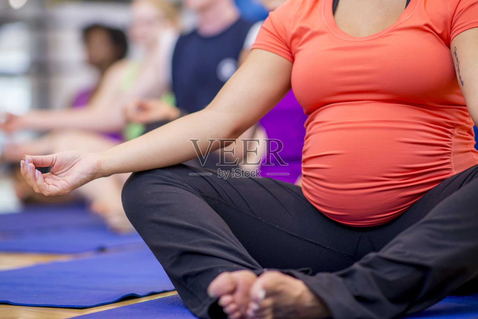 孕妇在做瑜伽冥想照片摄影图片