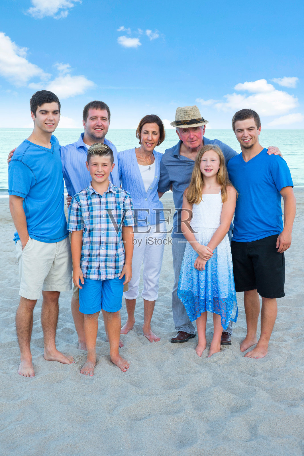 系列:祖父母和他们不同年龄的孙子在海滩上照片摄影图片