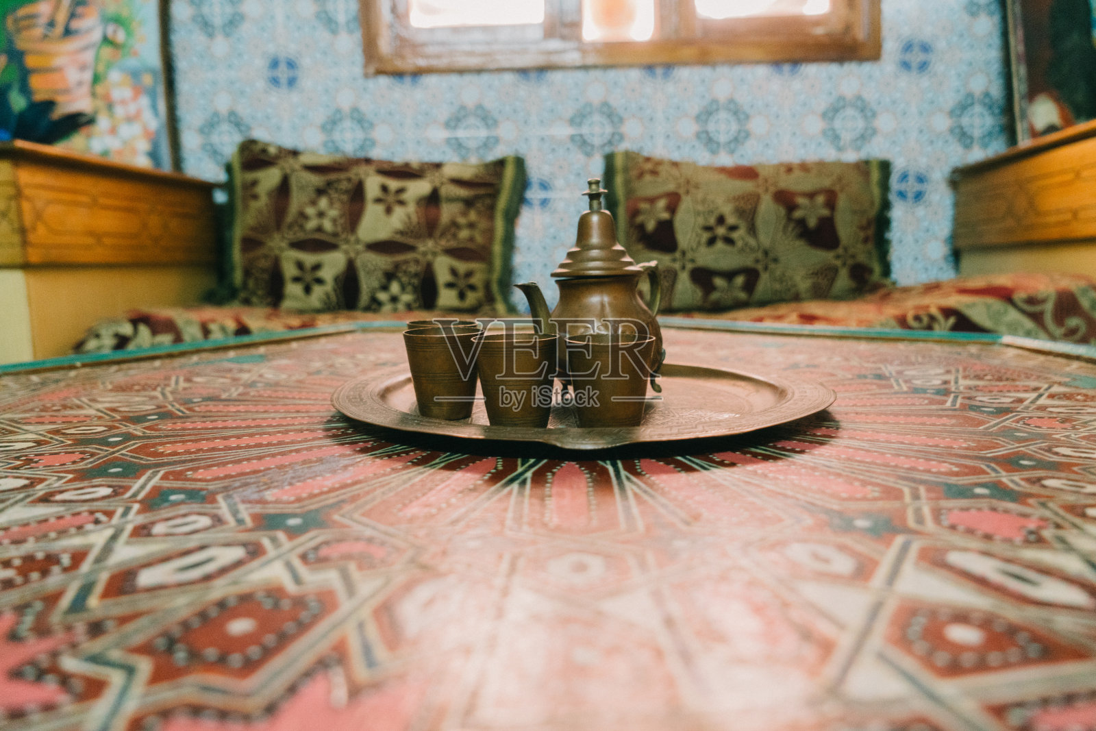 摩洛哥风格的桌上茶壶照片摄影图片