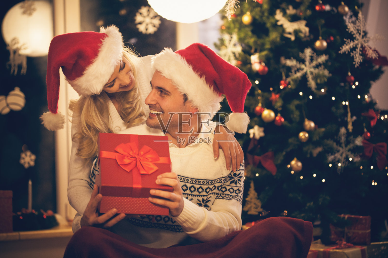 夫妇在家里分享圣诞礼物照片摄影图片