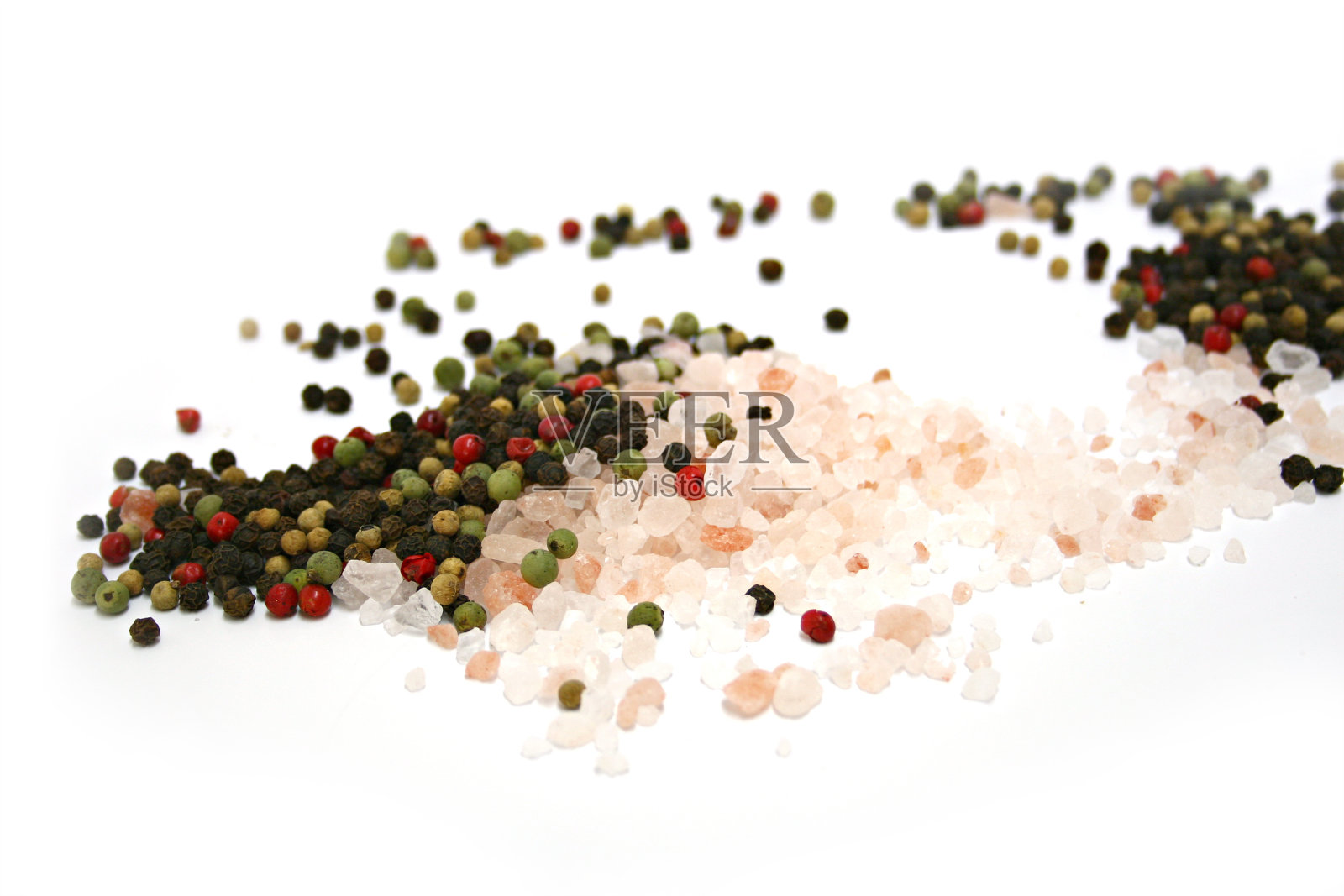 散落的一堆喜马拉雅粉盐和混合胡椒照片摄影图片