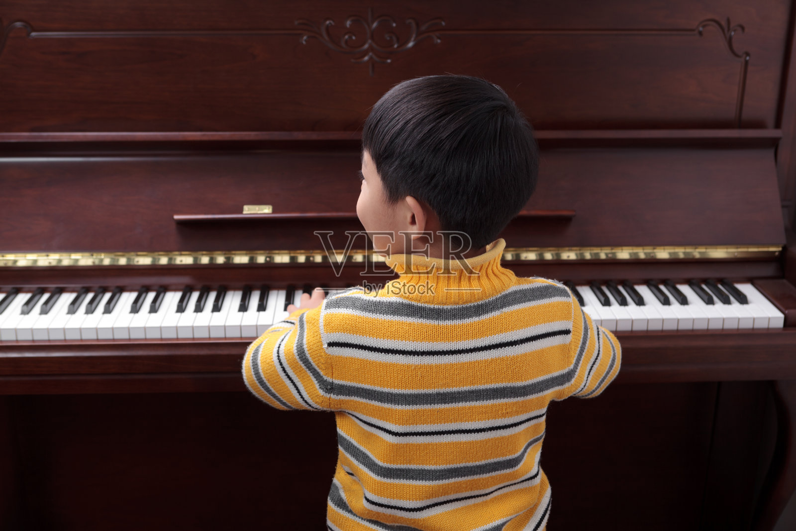 小男孩在弹钢琴照片摄影图片