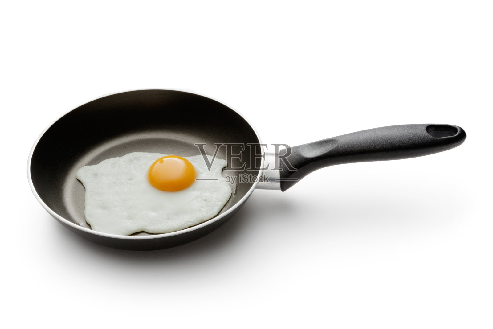 鸡蛋:鸡蛋在煎锅孤立在白色背景照片摄影图片