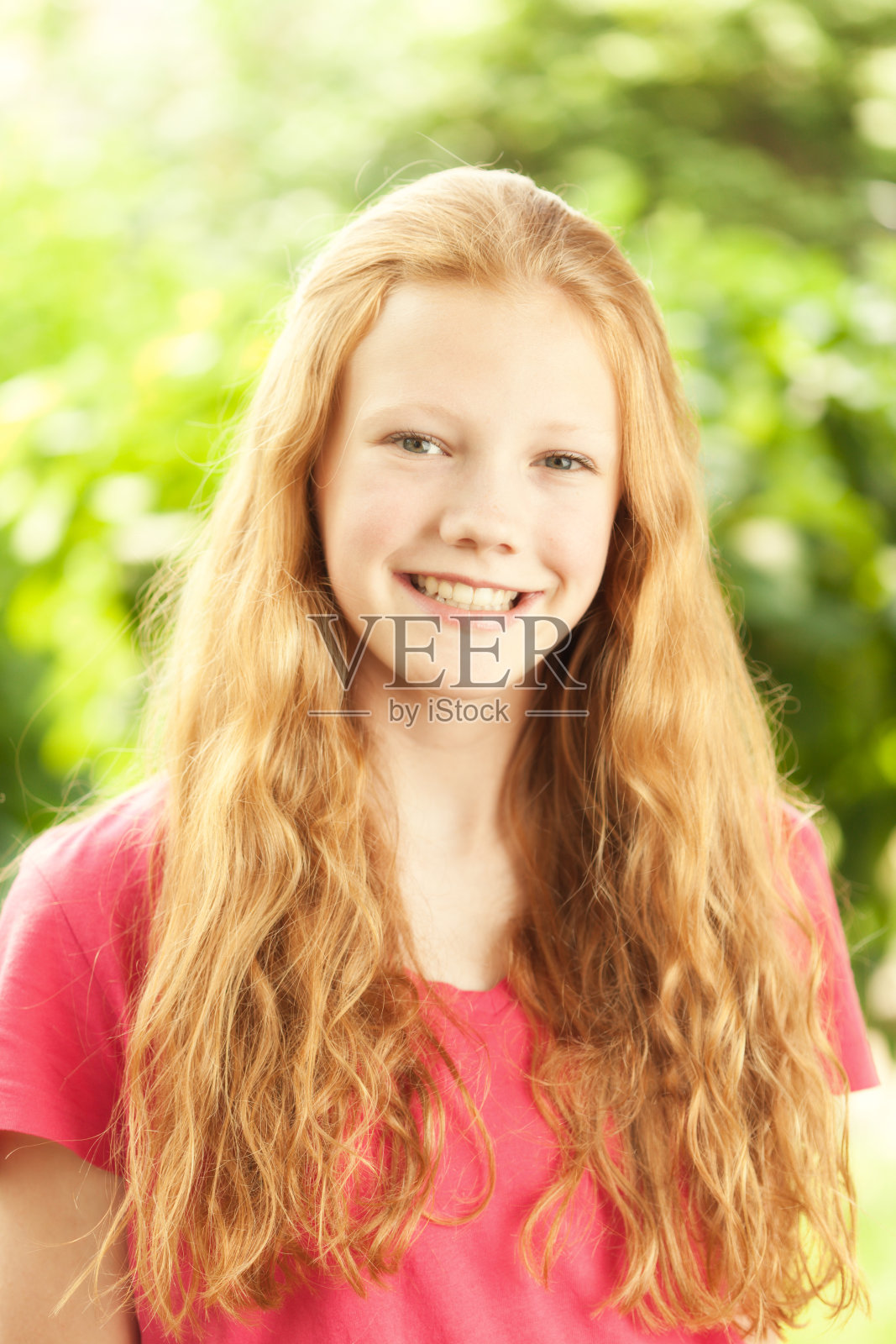十几岁的少女，自信的年轻白种人与红色金发照片摄影图片