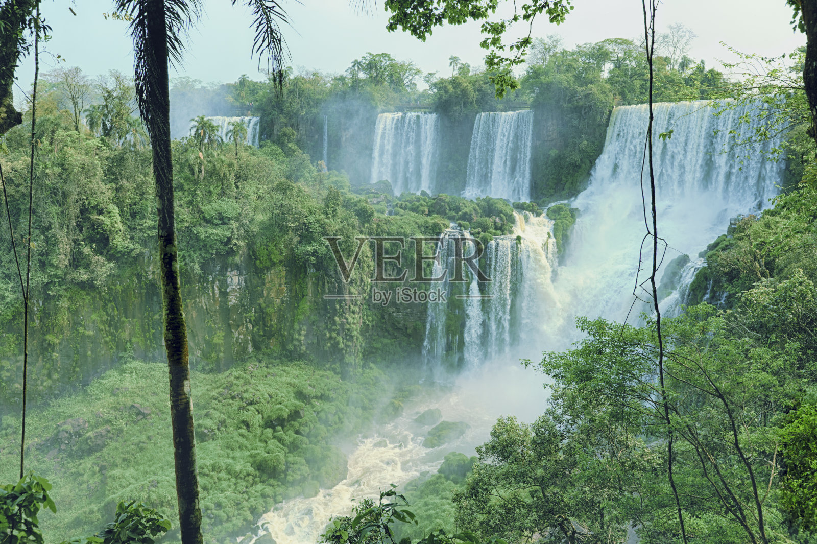 伊瓜苏瀑布位于巴西照片摄影图片