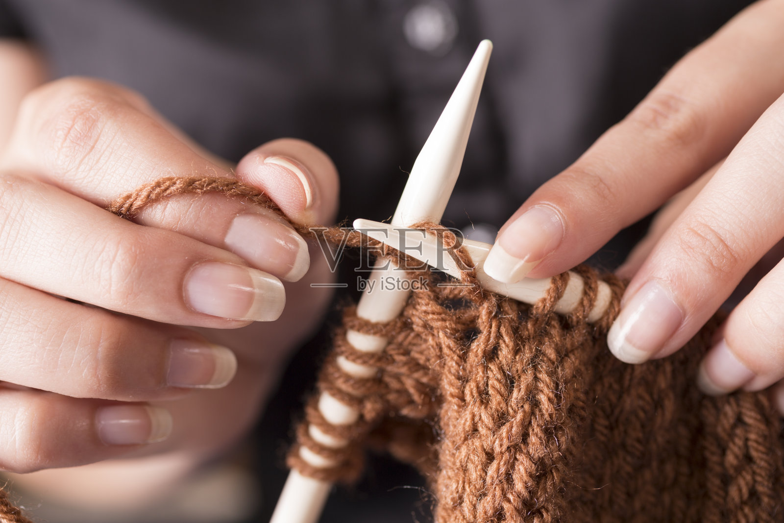 家庭生活:年轻的成年妇女编织。纱、针。照片摄影图片