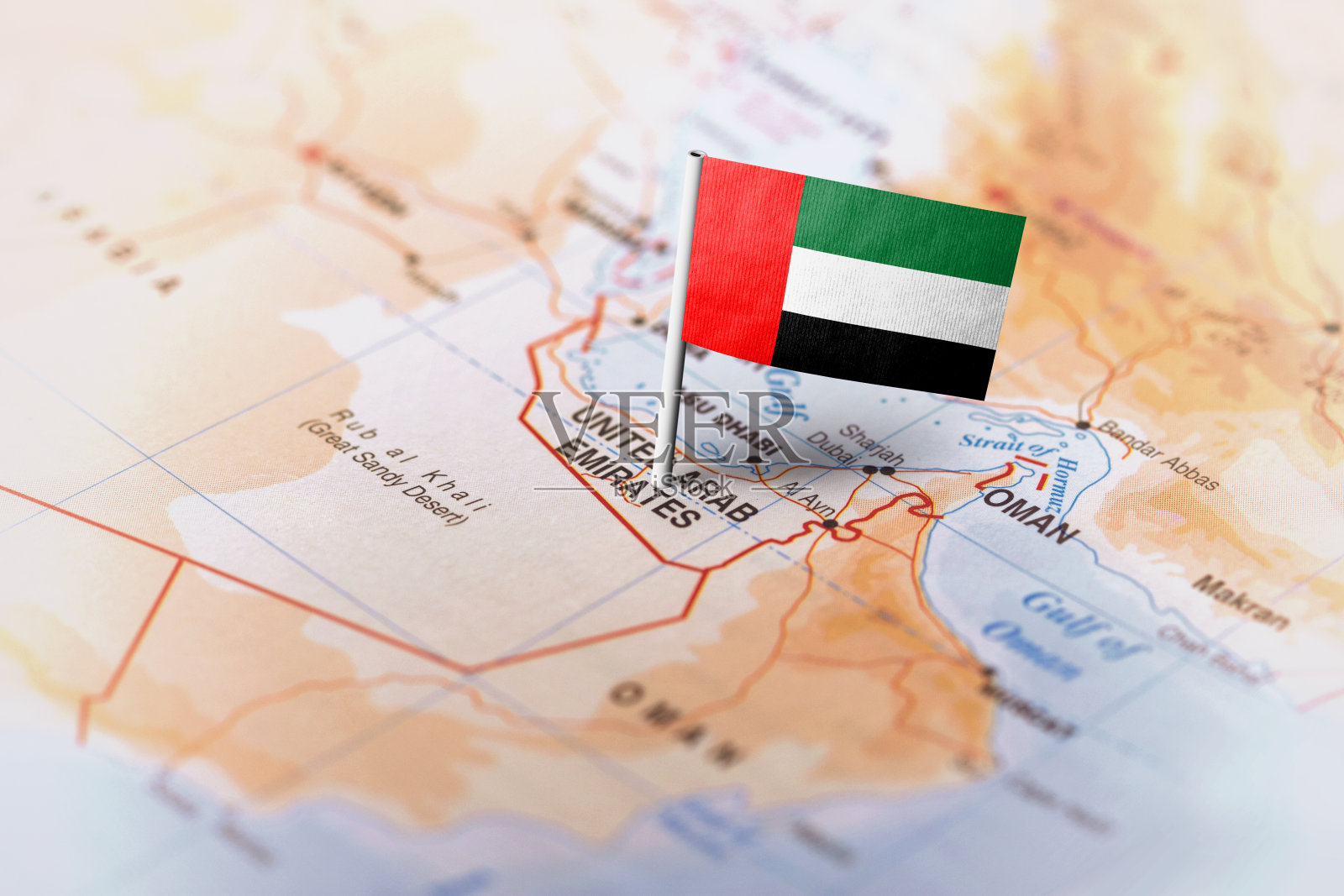 阿拉伯联合酋长国用旗帜钉在地图上照片摄影图片