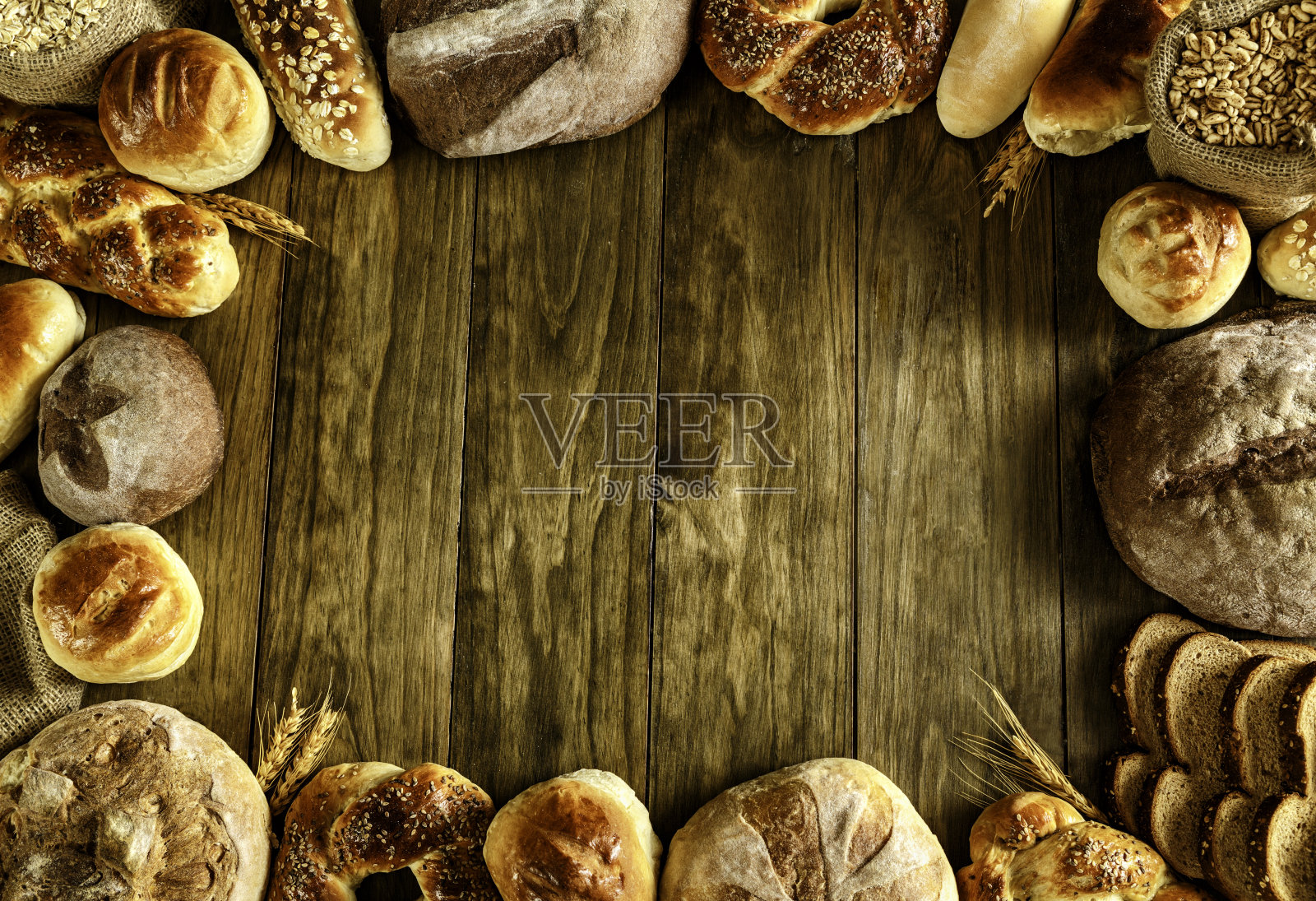 手工烘焙:新鲜混合面包，面包卷和酸面包照片摄影图片