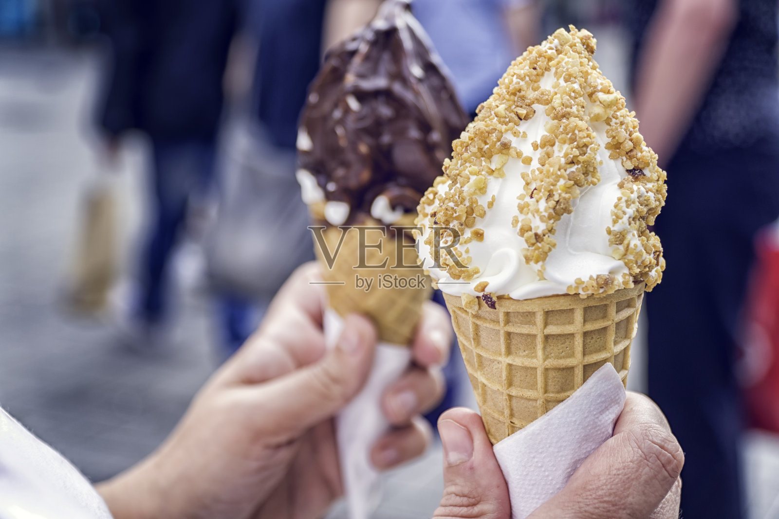 巧克力和脆脆的软冰淇淋照片摄影图片
