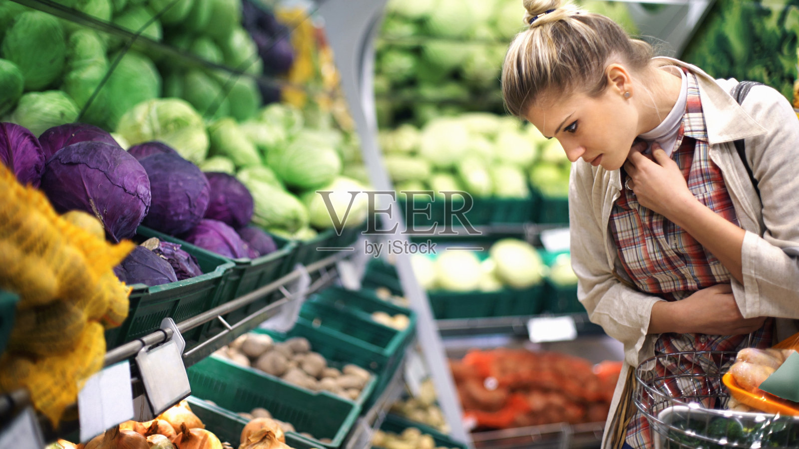 在超市买菜的女人。照片摄影图片