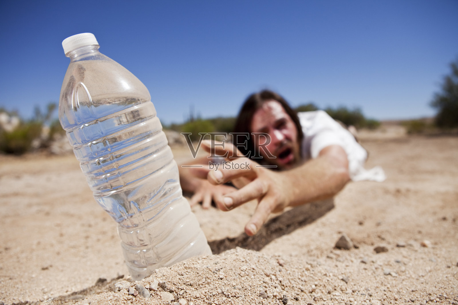 沙漠中的人要喝水照片摄影图片