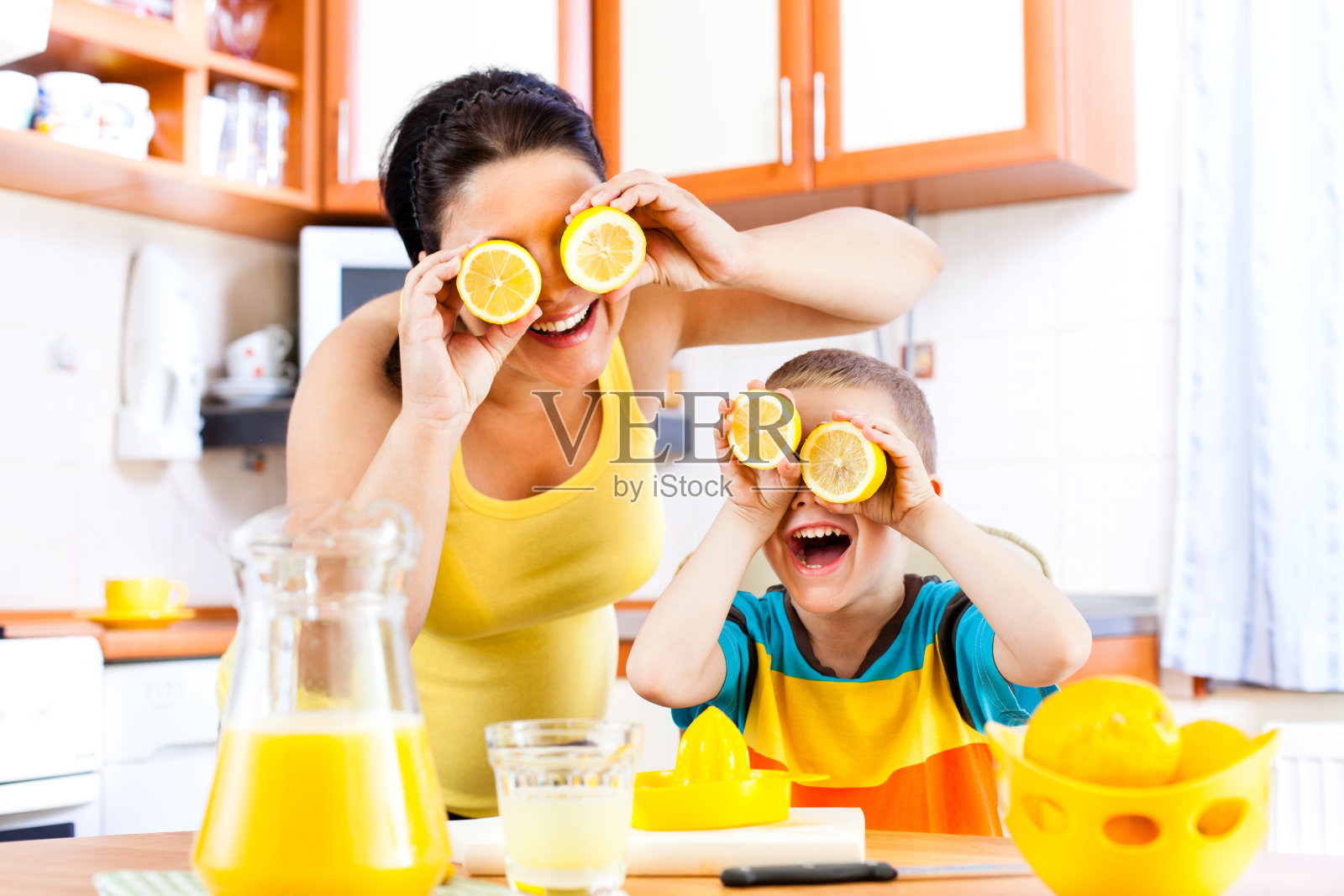 系列:母亲和孩子制作柠檬水照片摄影图片