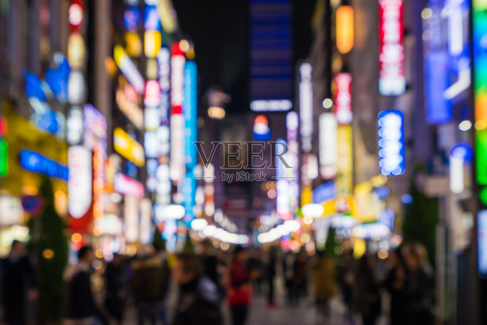 新宿的街道夜景照片摄影图片